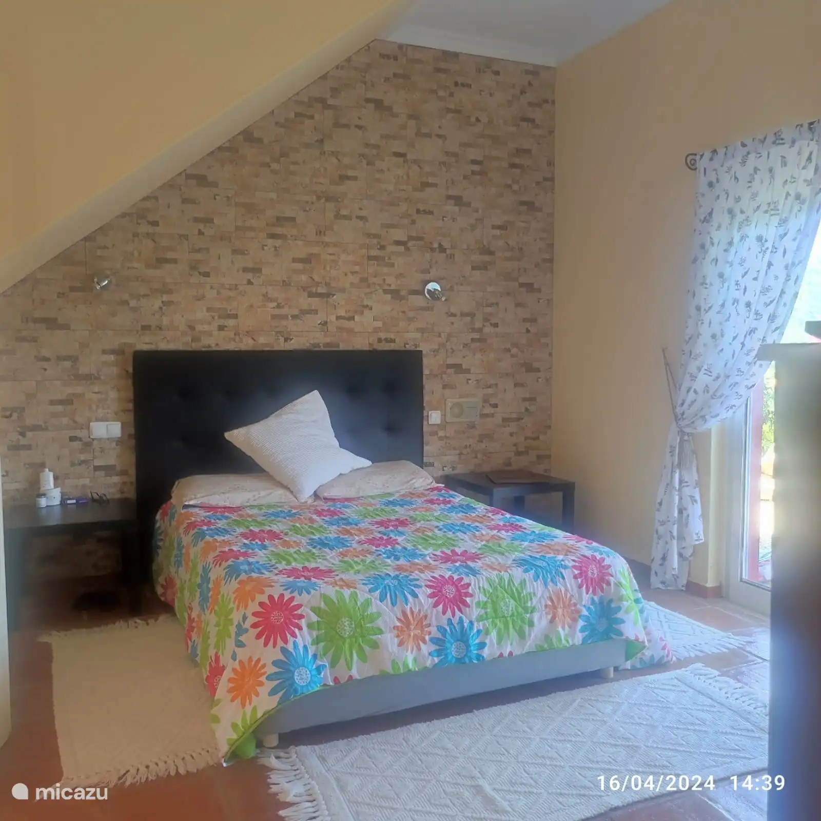 C’est la chambre correspondant à la première porte gauche du couloir. Avec un lit double et une salle de bain privée. 