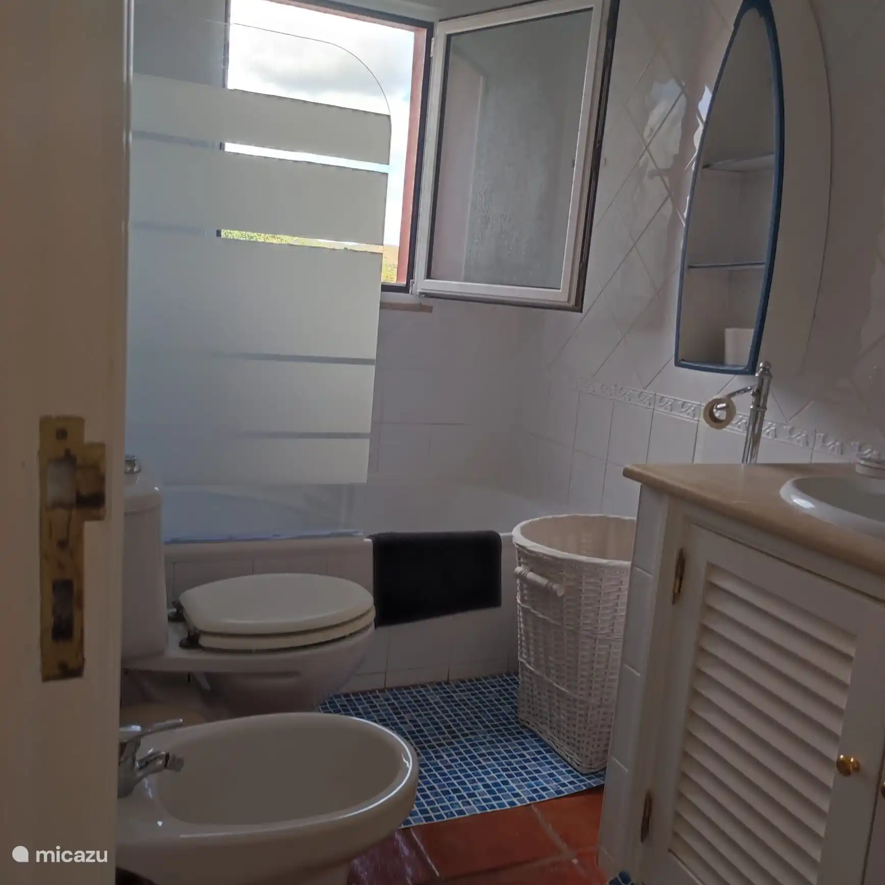 La salle de bain attenante de la chambre. Il est entièrement équipé de 2 lavabos, d’une baignoire pour des bains relaxants, d’un WC et d’un bidet. 