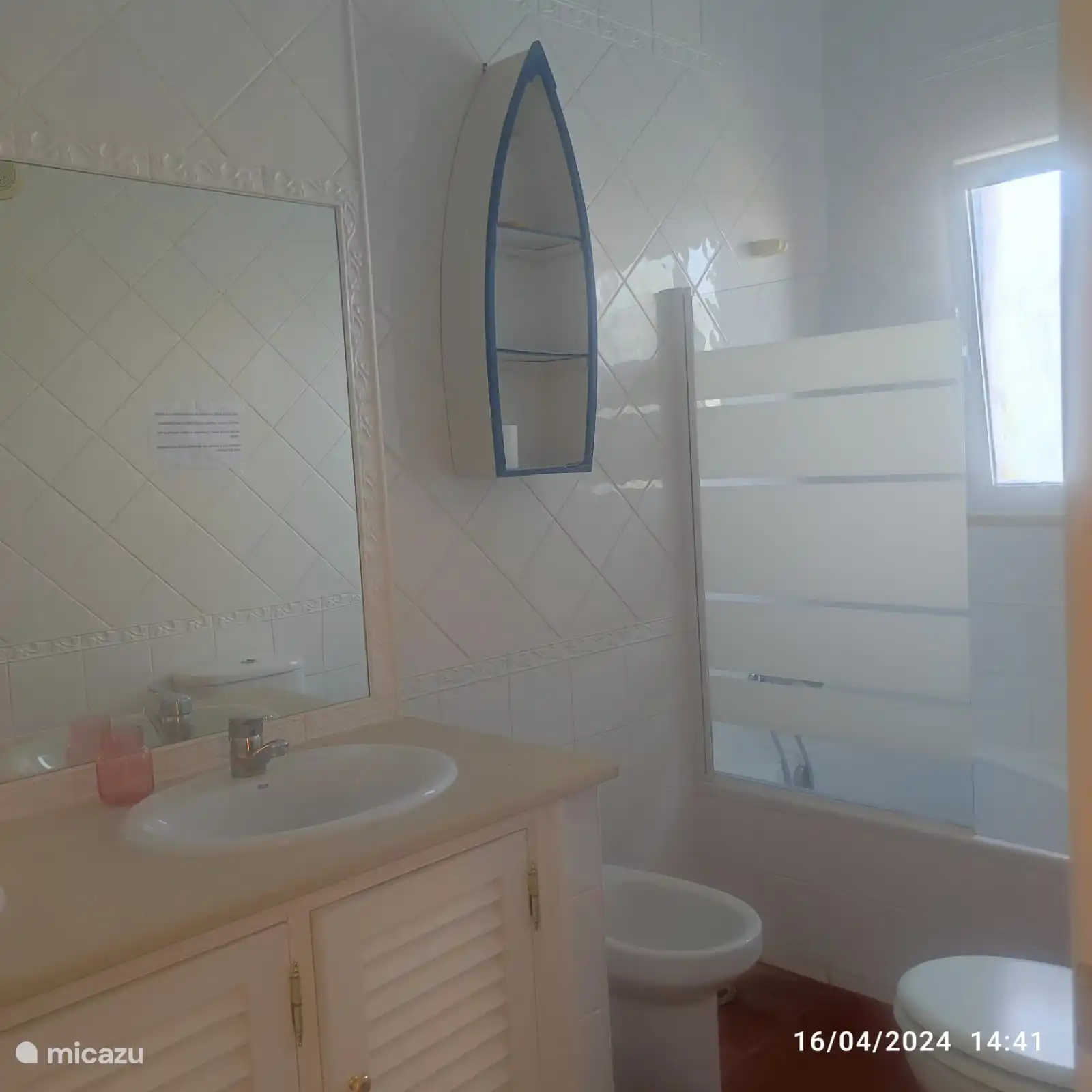 Un autre angle de la salle de bain