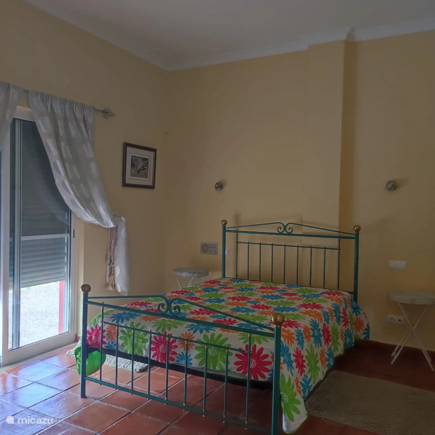 Il s’agit de la chambre correspondant à la deuxième porte à gauche dans le couloir. 