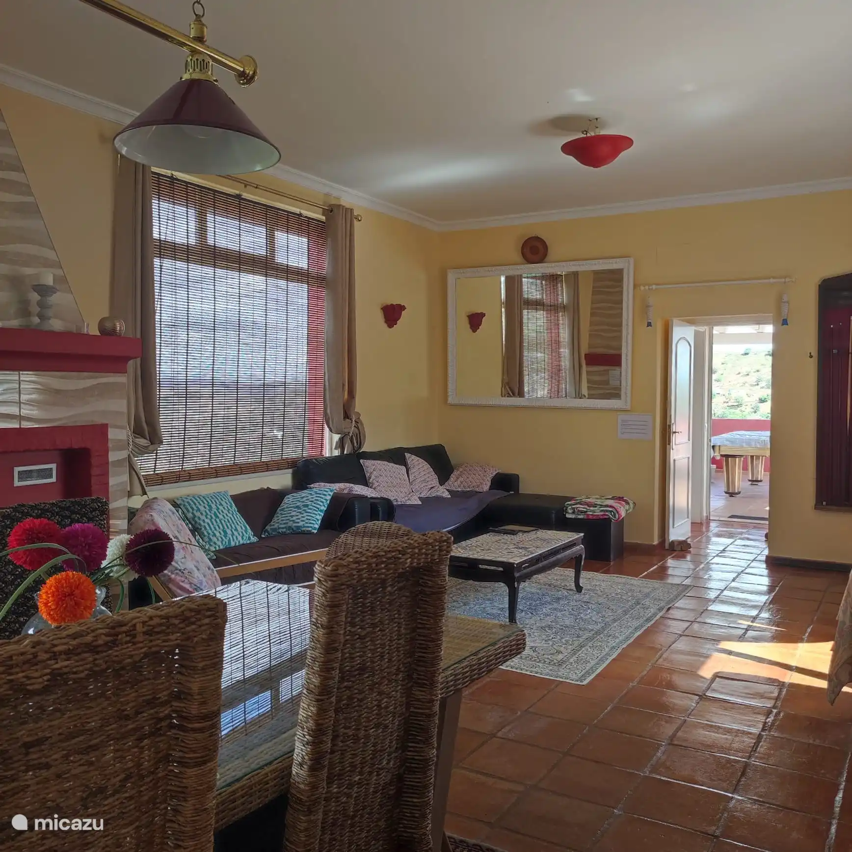 Cet espace ouvert mène au salon. Il dispose d’une cheminée, d’un canapé, d’une télévision... tout ce dont vous avez besoin pour vous divertir et divertir vos proches. 