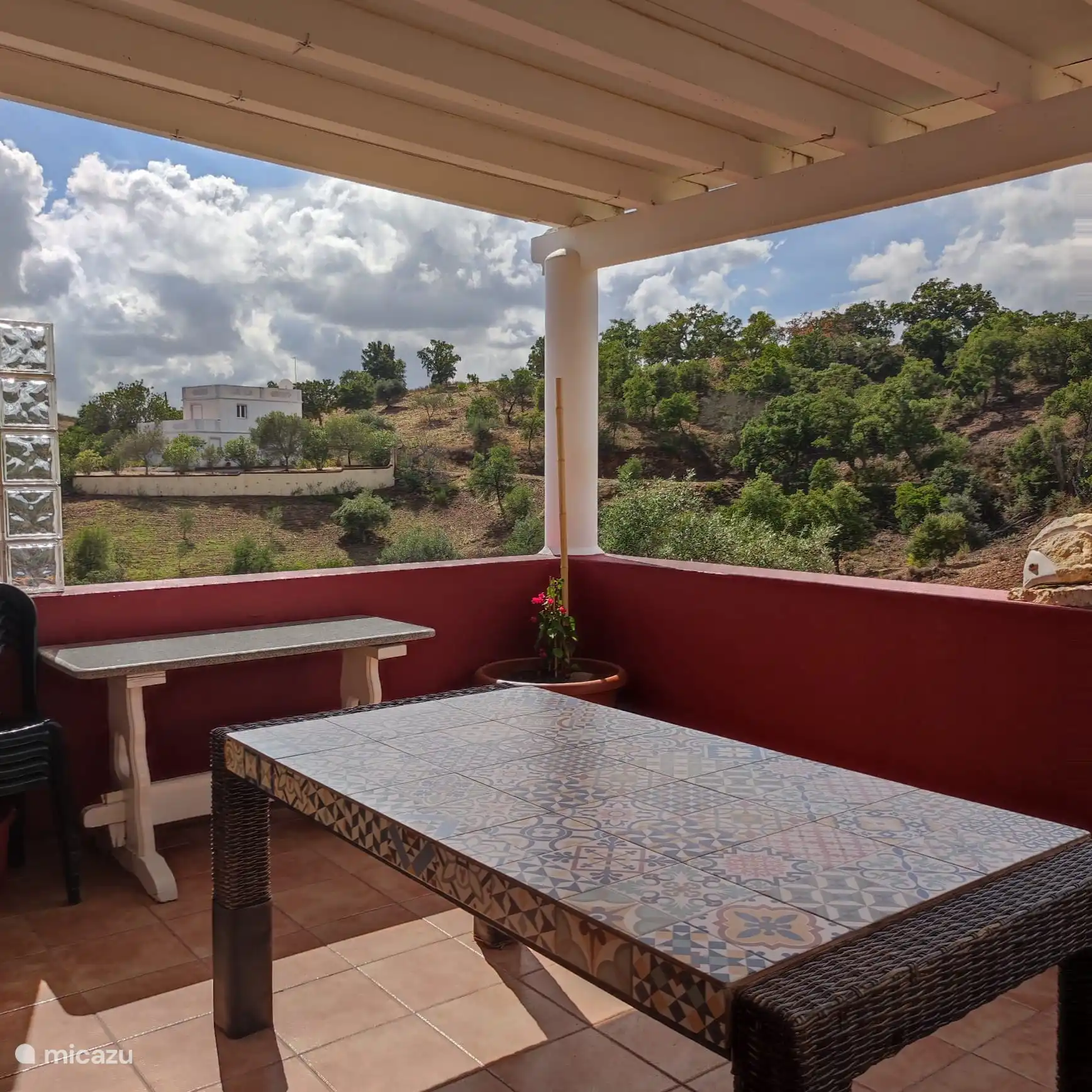 Une autre vue du balcon avant où vous pouvez voir des vues de campagne encore plus paisibles