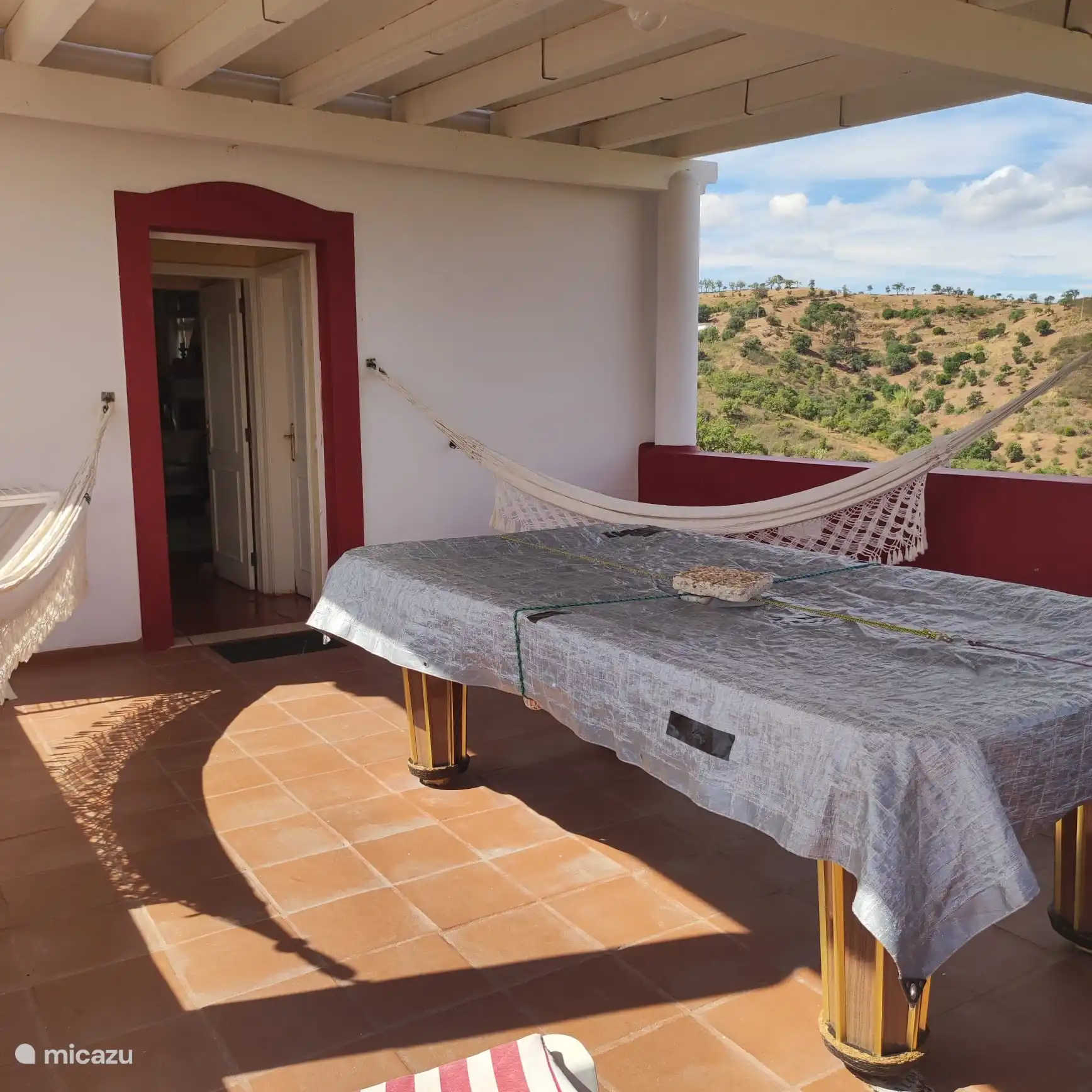 De l’autre côté de la maison, nous avons le balcon arrière où vous pouvez profiter des meilleures vues, de notre table de billard ou simplement vous reposer pendant un bon moment. 