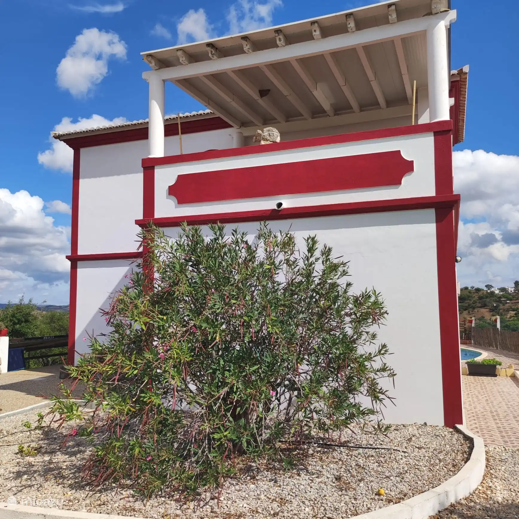 En contournant l’entrée, sur le côté droit, il vous mènera à la piscine. 