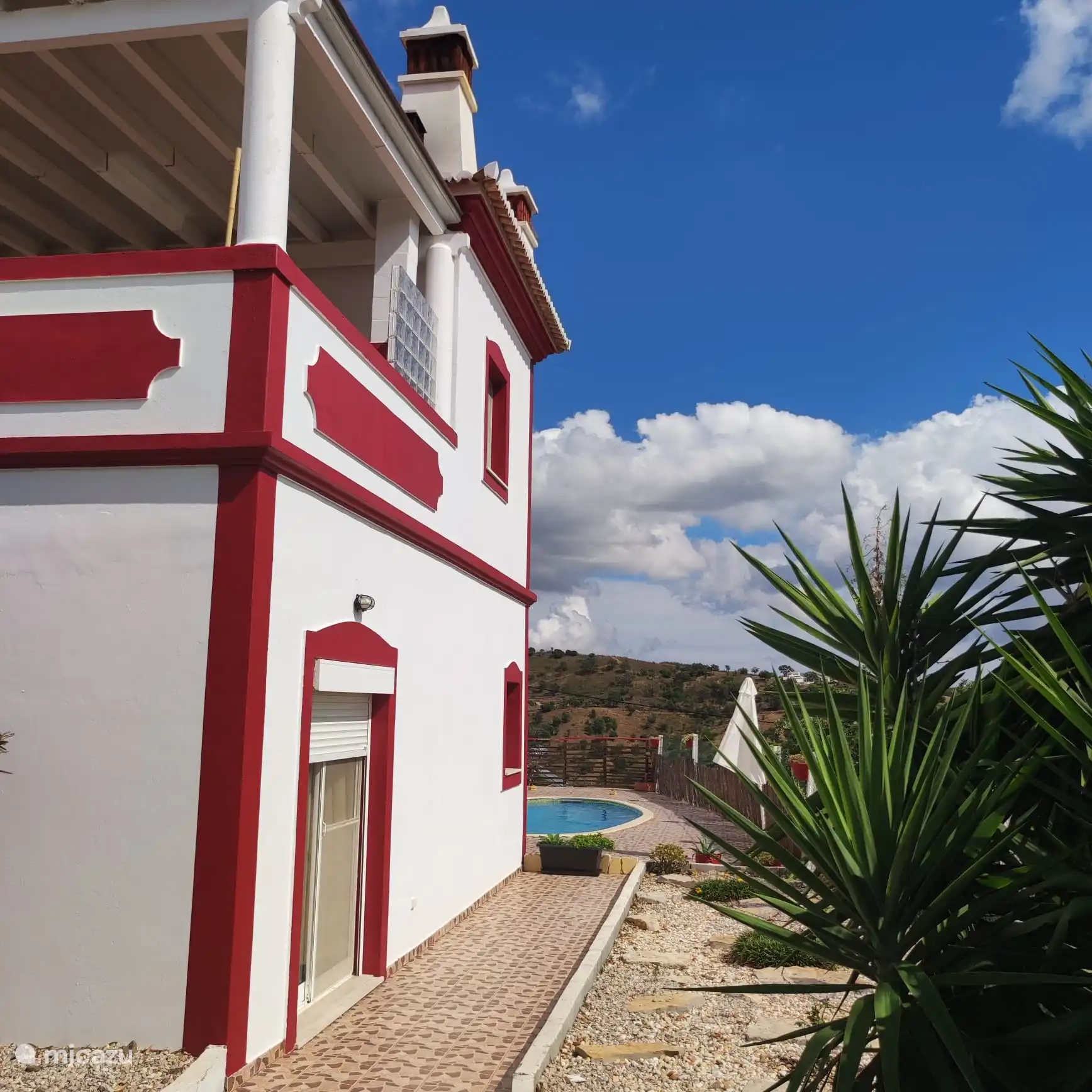 Ici, nous pouvons voir la première fenêtre de la chambre qui mène à l’extérieur et la petite fenêtre de la salle de bain (suite) plus loin 