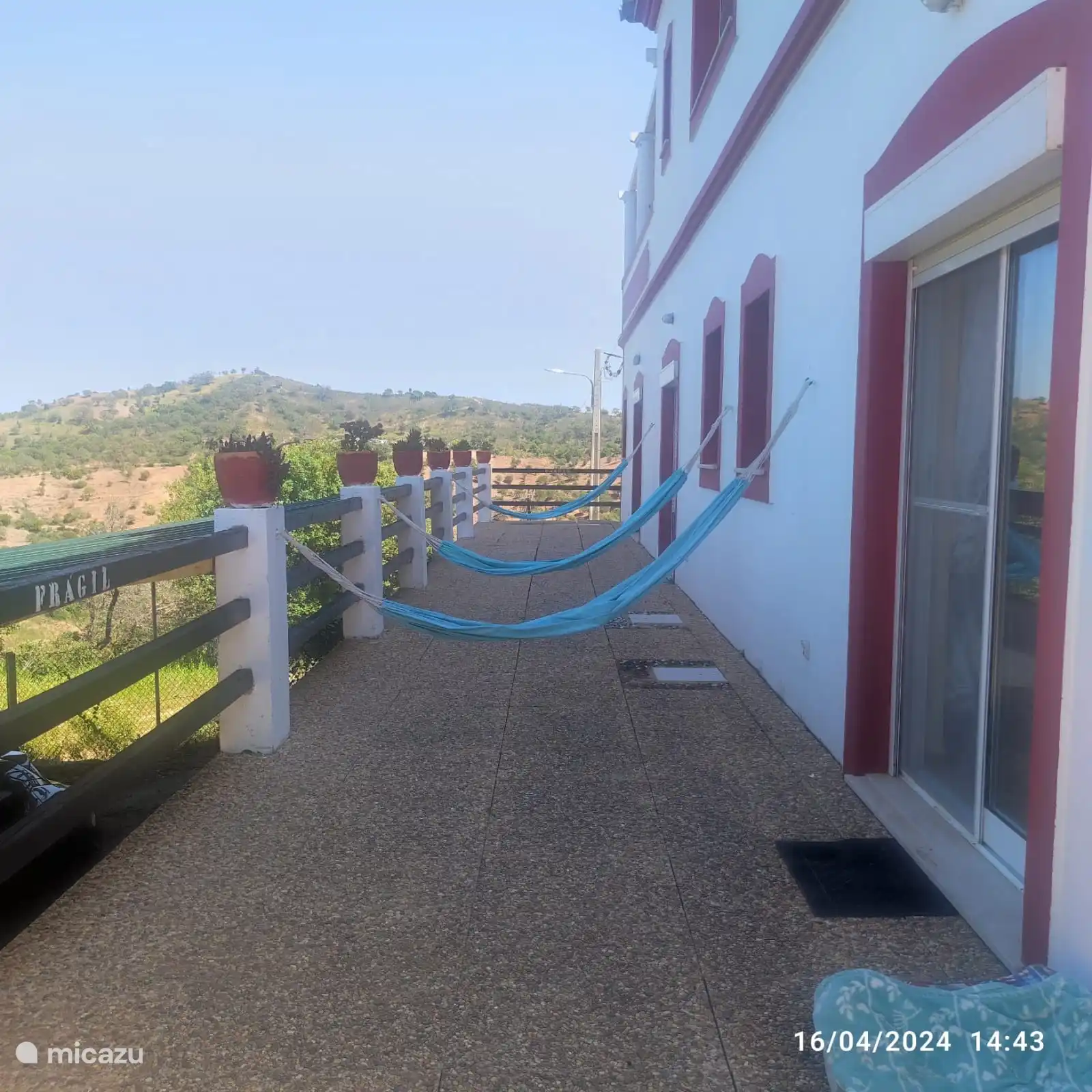 C’est le grand balcon commun des chambres, on peut voir sur la droite les grandes fenêtres qui mènent aux chambres et les plus petites qui correspondent aux fenêtres des salles de bains privatives de chaque chambre. Sur la gauche, il y a le garage où vous pouvez garer sans effort deux voitures.