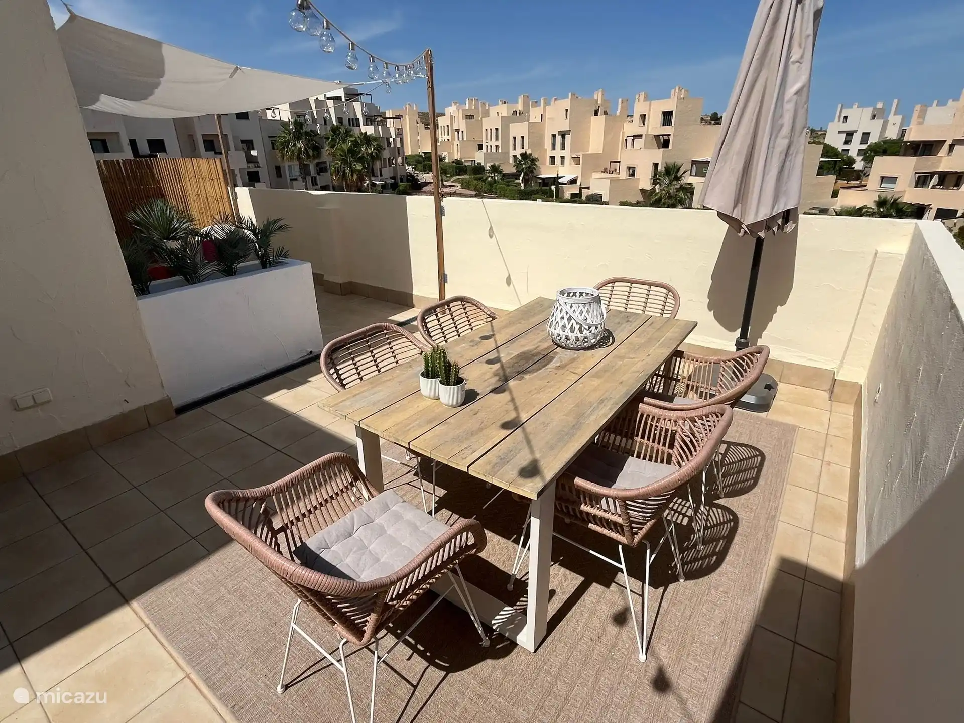 Mesa de comedor en la terraza de la azotea