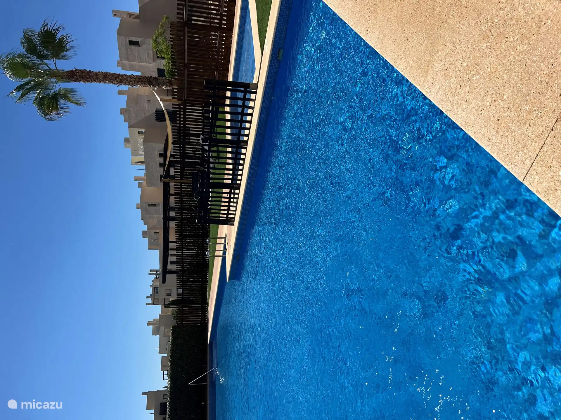 Segunda piscina en la parte trasera del apartamento