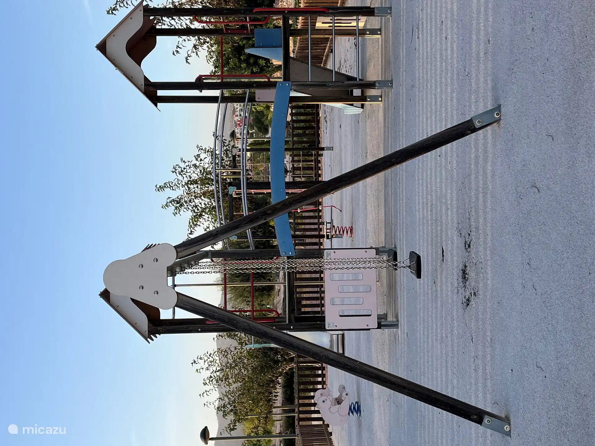 Uno de los parques infantiles del complejo