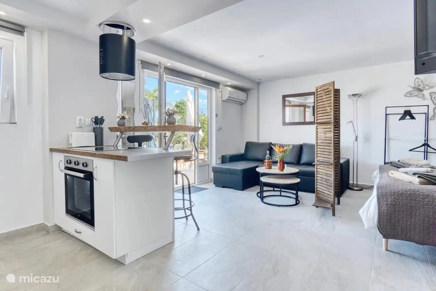 Blick auf Zimmer und Küche