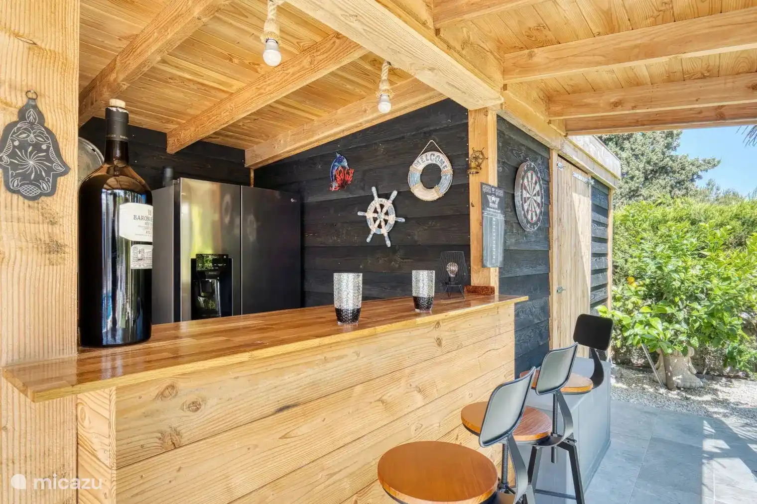 Bar und Zitronenbaum