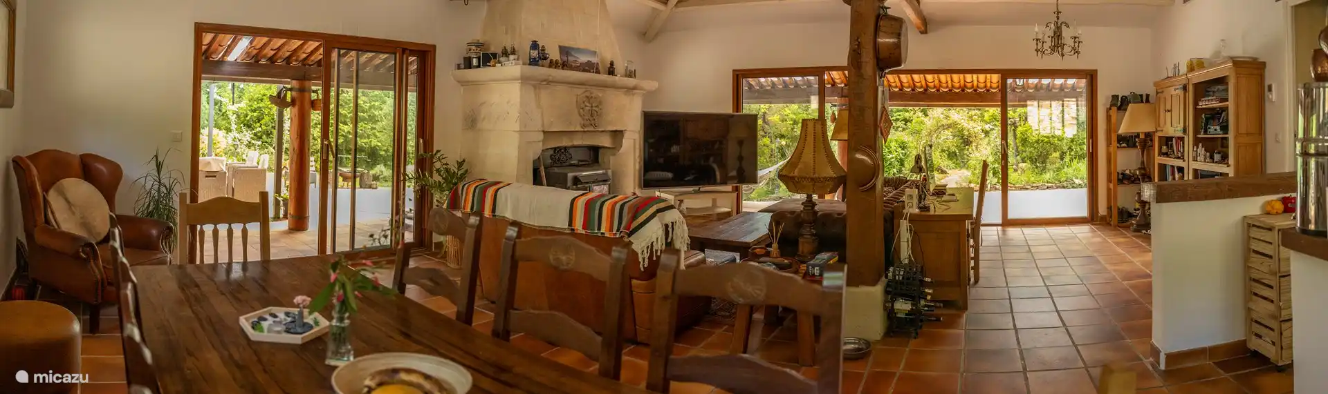 Überblick über den Hauptraum, Klimaanlage und Schlafsofa für 2 Personen