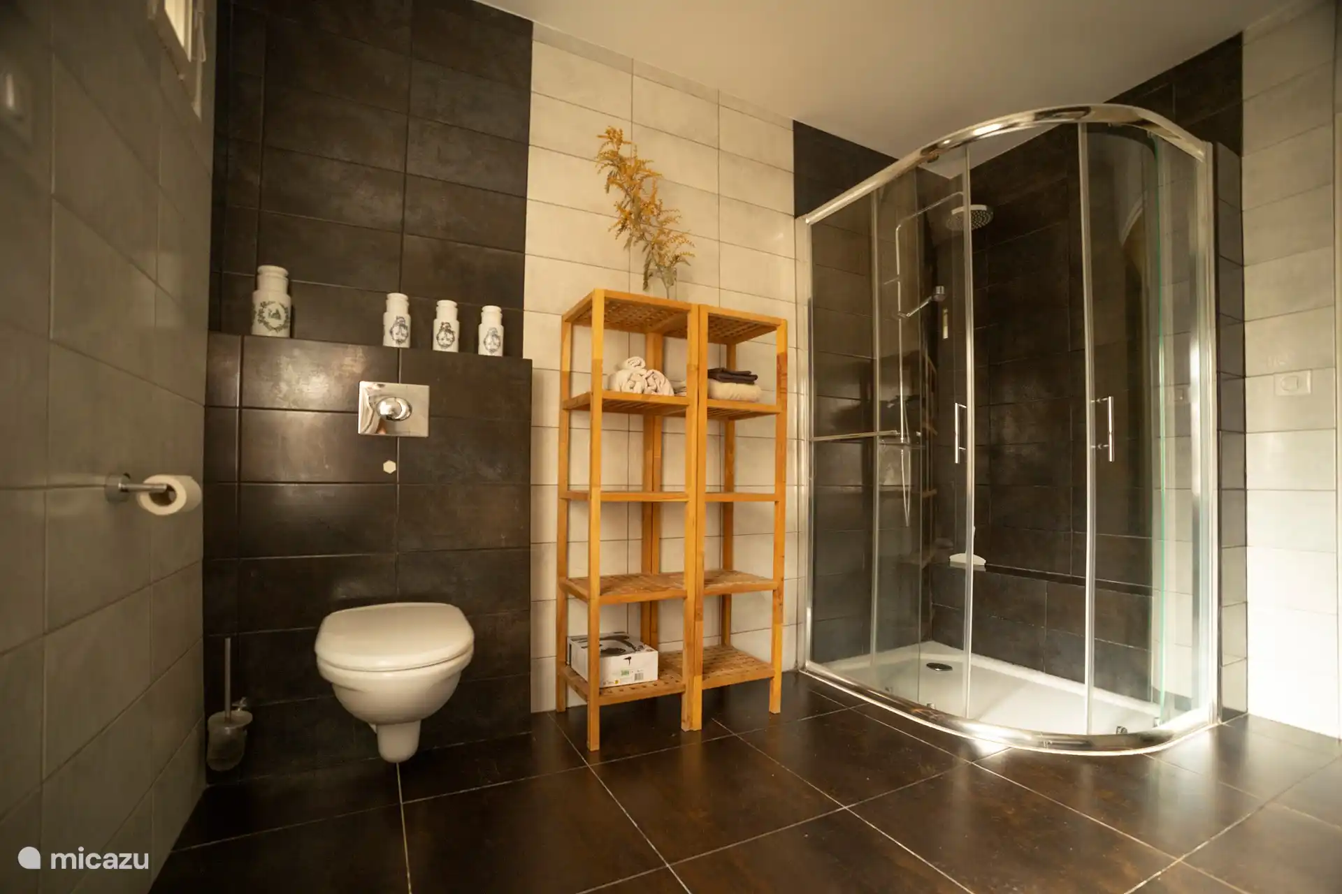 Badezimmer 1 mit WC, Dusche, Doppelwaschbecken und Ausgang nach hinten.