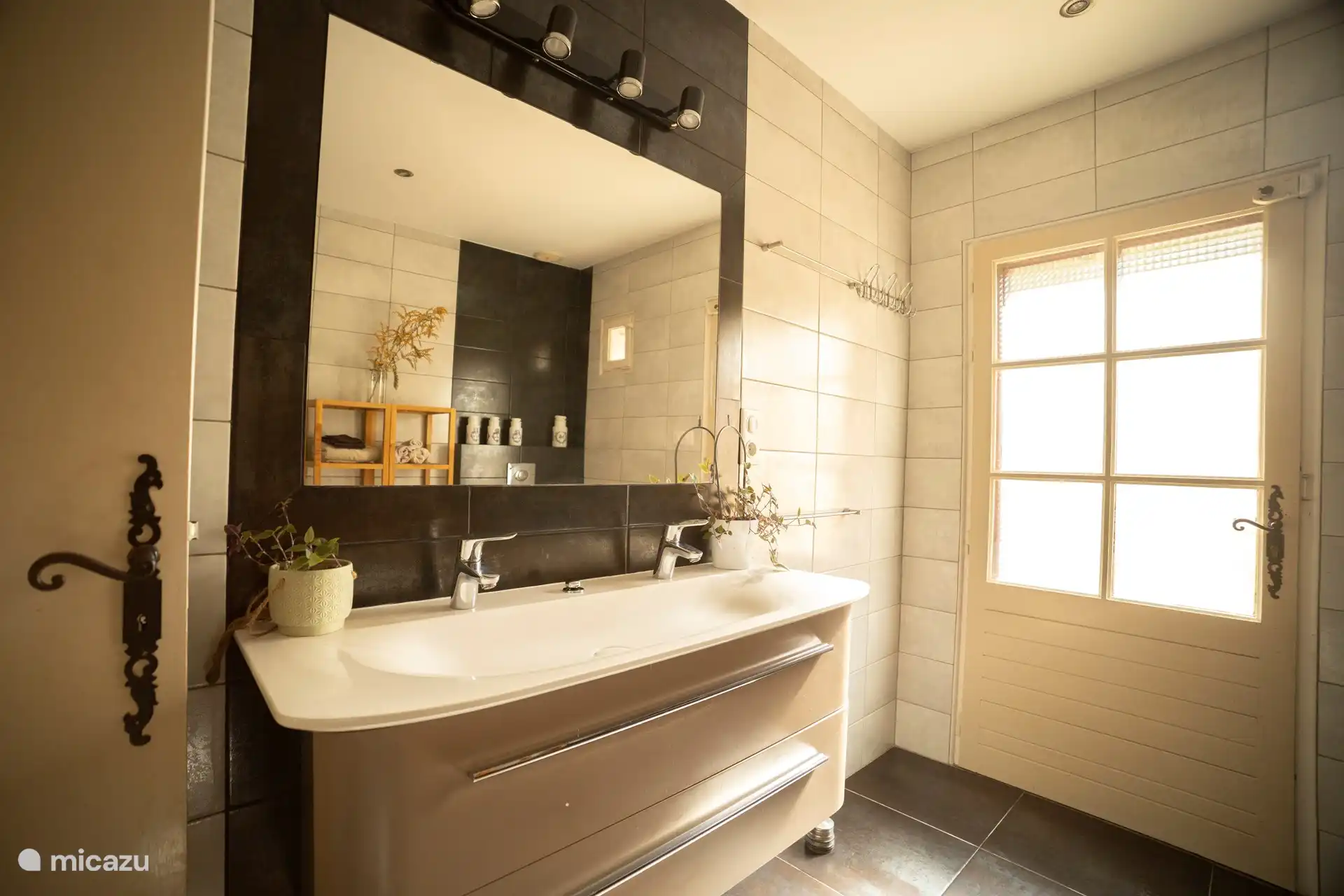 Badezimmer 1 mit WC, Dusche, Doppelwaschbecken und Ausgang nach hinten.