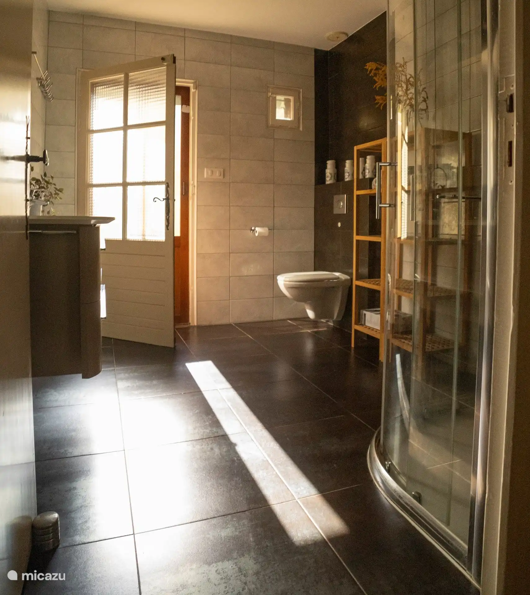 Badezimmer 1 WC, Dusche, Doppelwaschbecken und Ausgang nach hinten.