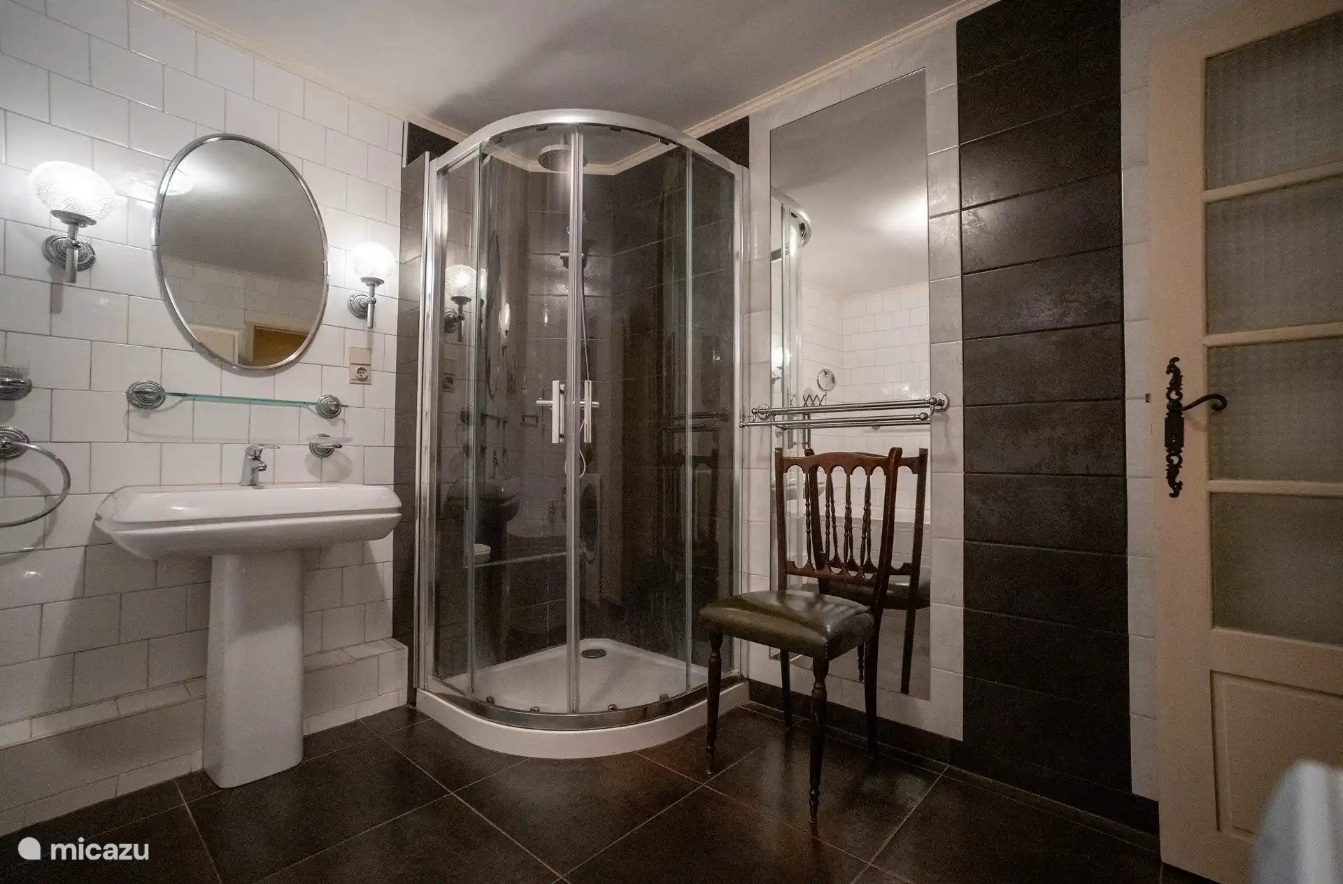 Badezimmer 2 mit WC, Badewanne, Dusche und Waschmaschine