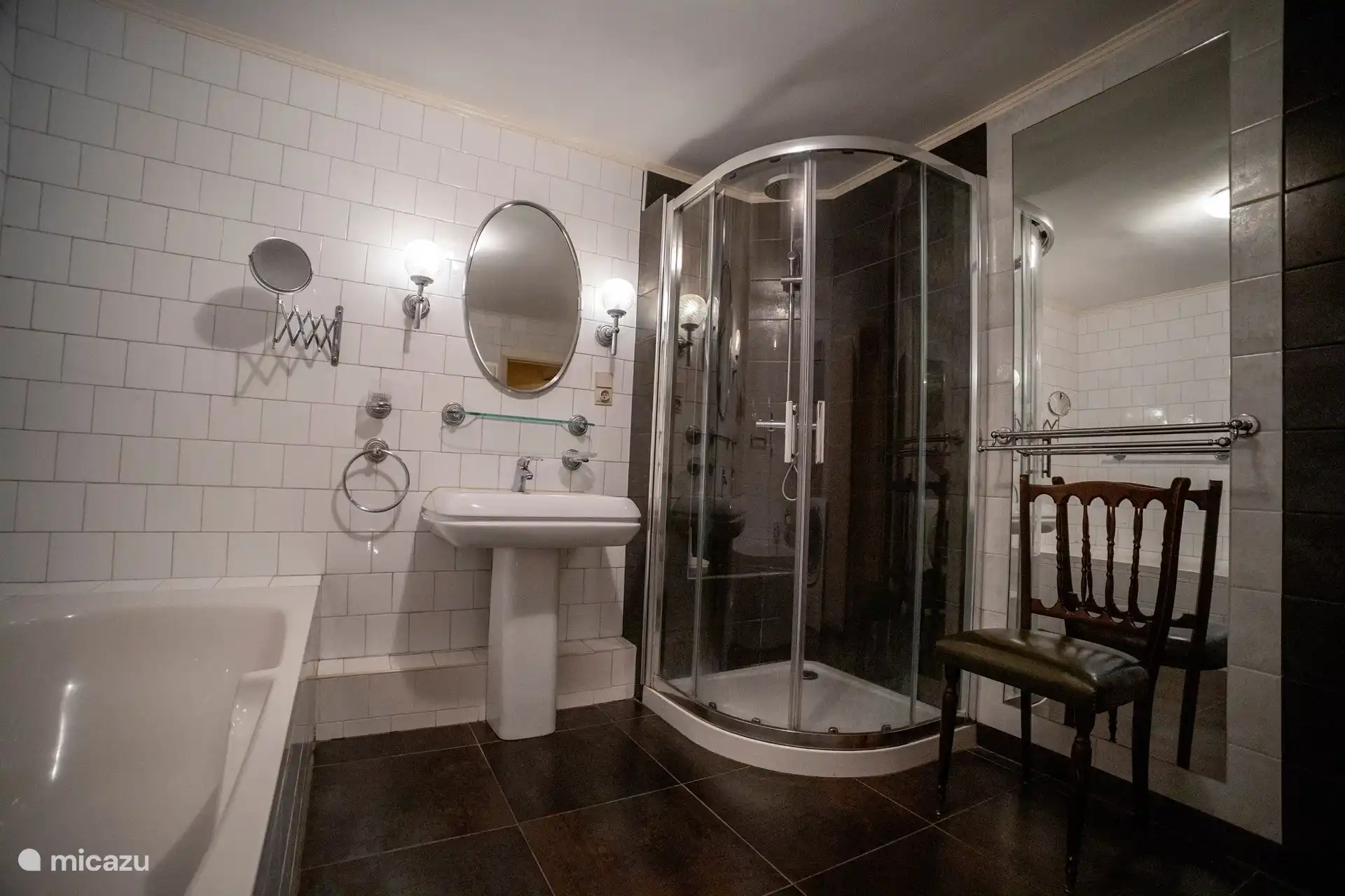 Badezimmer 2 mit WC, Badewanne, Dusche und Waschmaschine