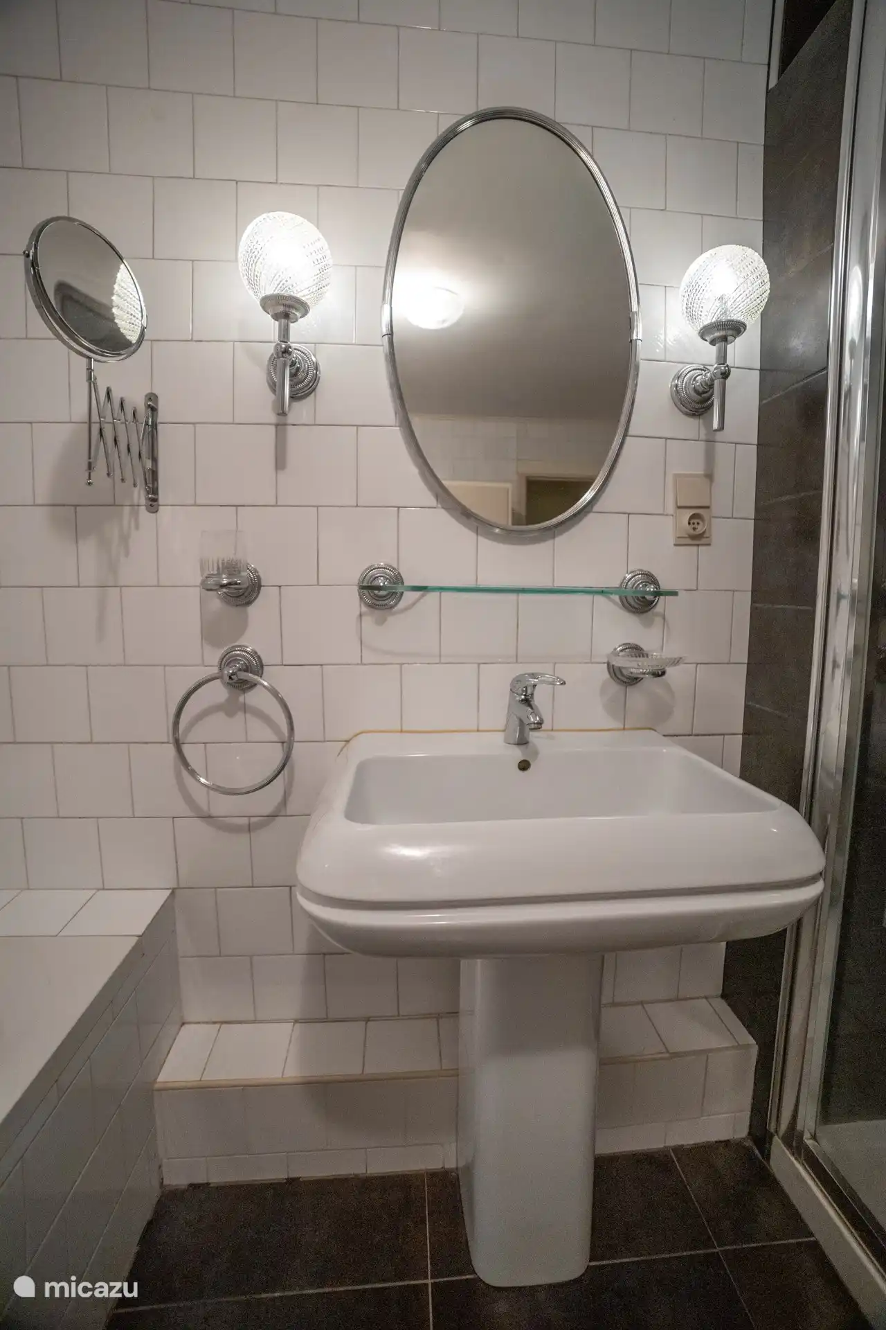 Badezimmer 2 mit WC, Badewanne, Dusche und Waschmaschine