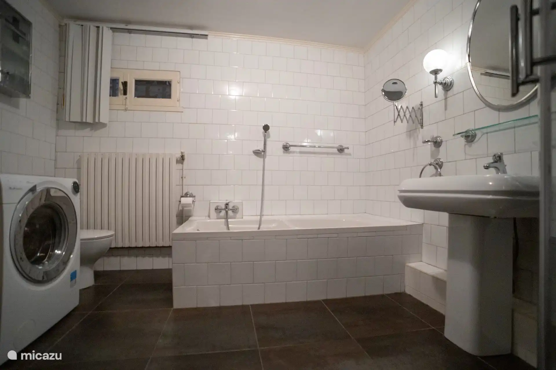 Badezimmer 2 mit WC, Badewanne, Dusche und Waschmaschine