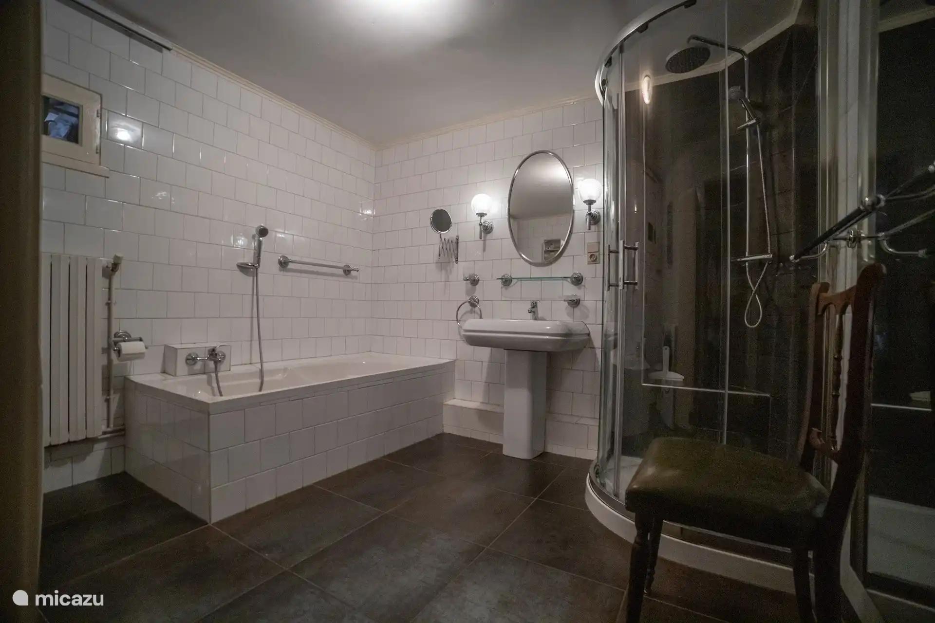 Badezimmer 2 mit WC, Badewanne, Dusche und Waschmaschine