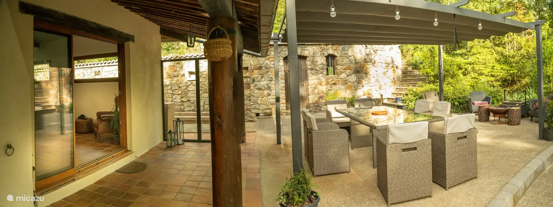 Pergola-Terrassenvilla mit Grill