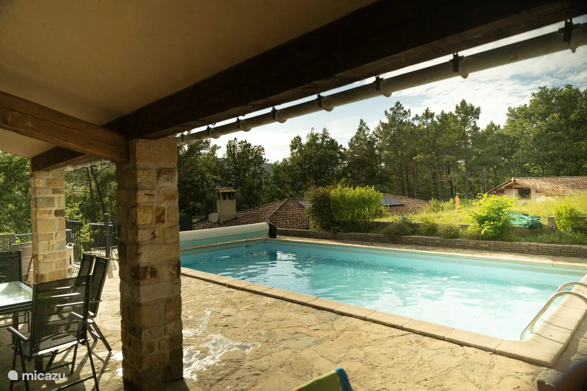 Zusammengeklappter Billardtisch mit ausgestatteter Küche, WC und Dusche