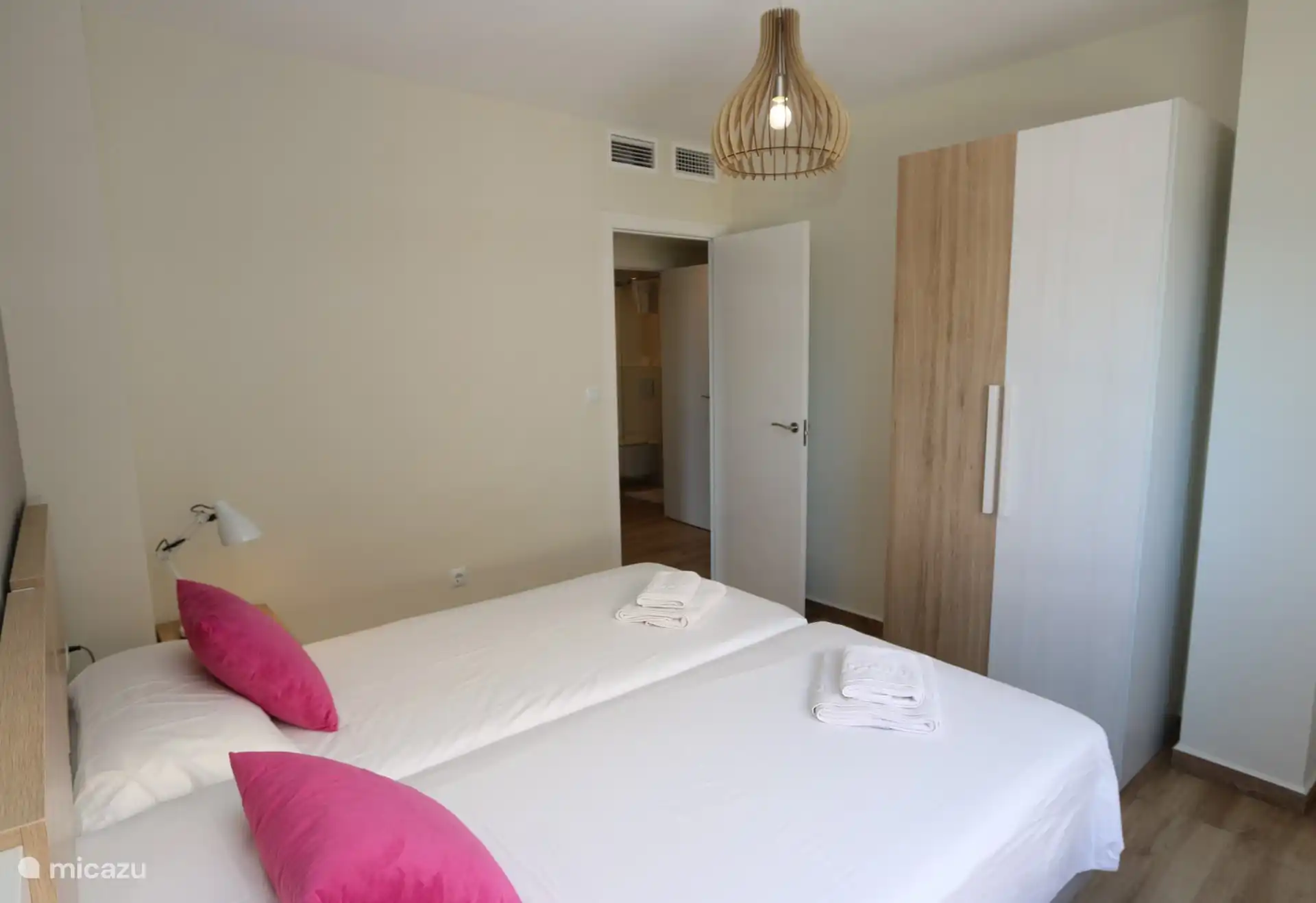 Schlafzimmer mit Doppelbett