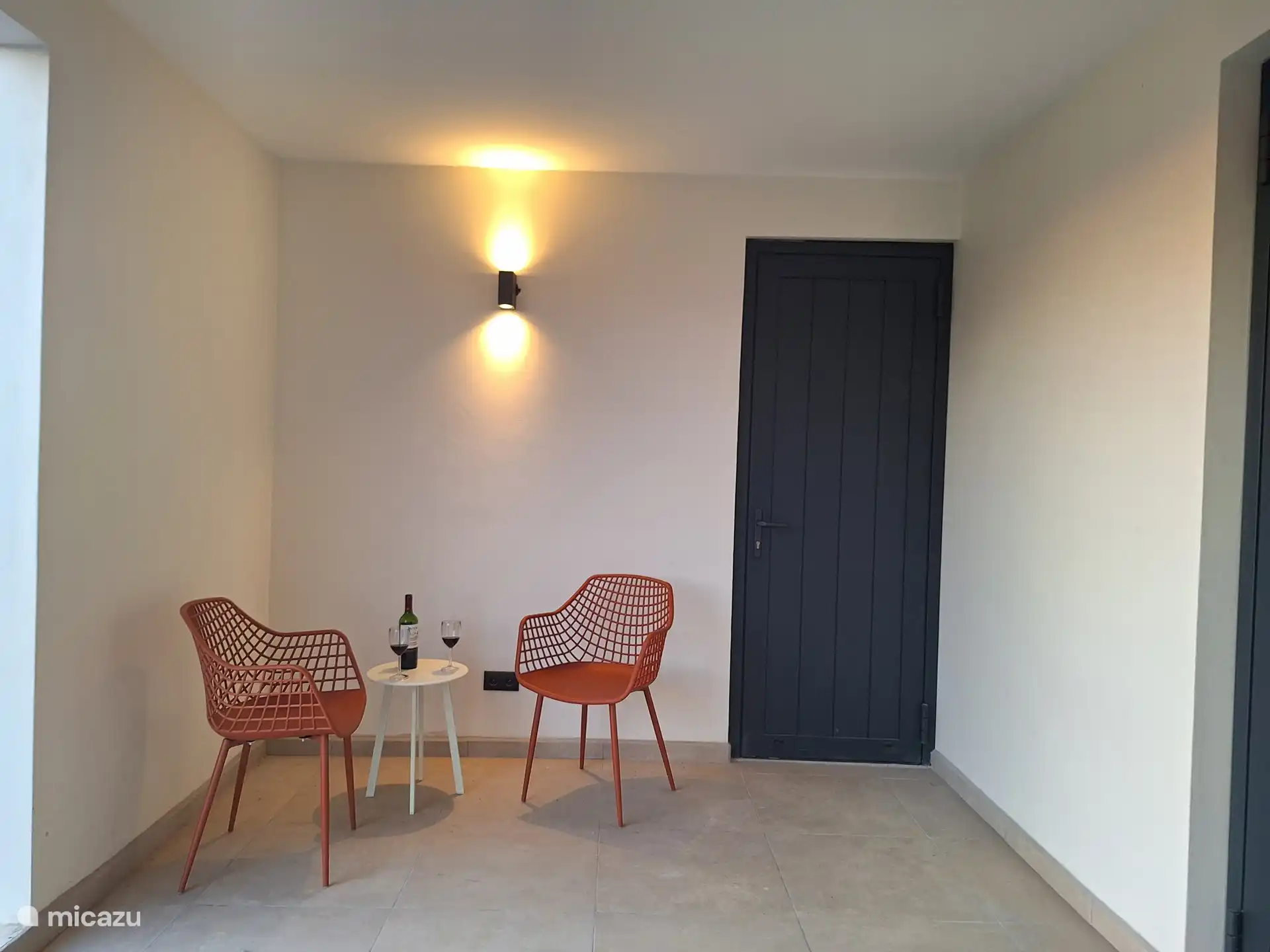 Sur le balcon spacieux, vous pouvez vous asseoir à l’extérieur, le matin avec une tasse de café et profiter du coucher de soleil en fin de journée.