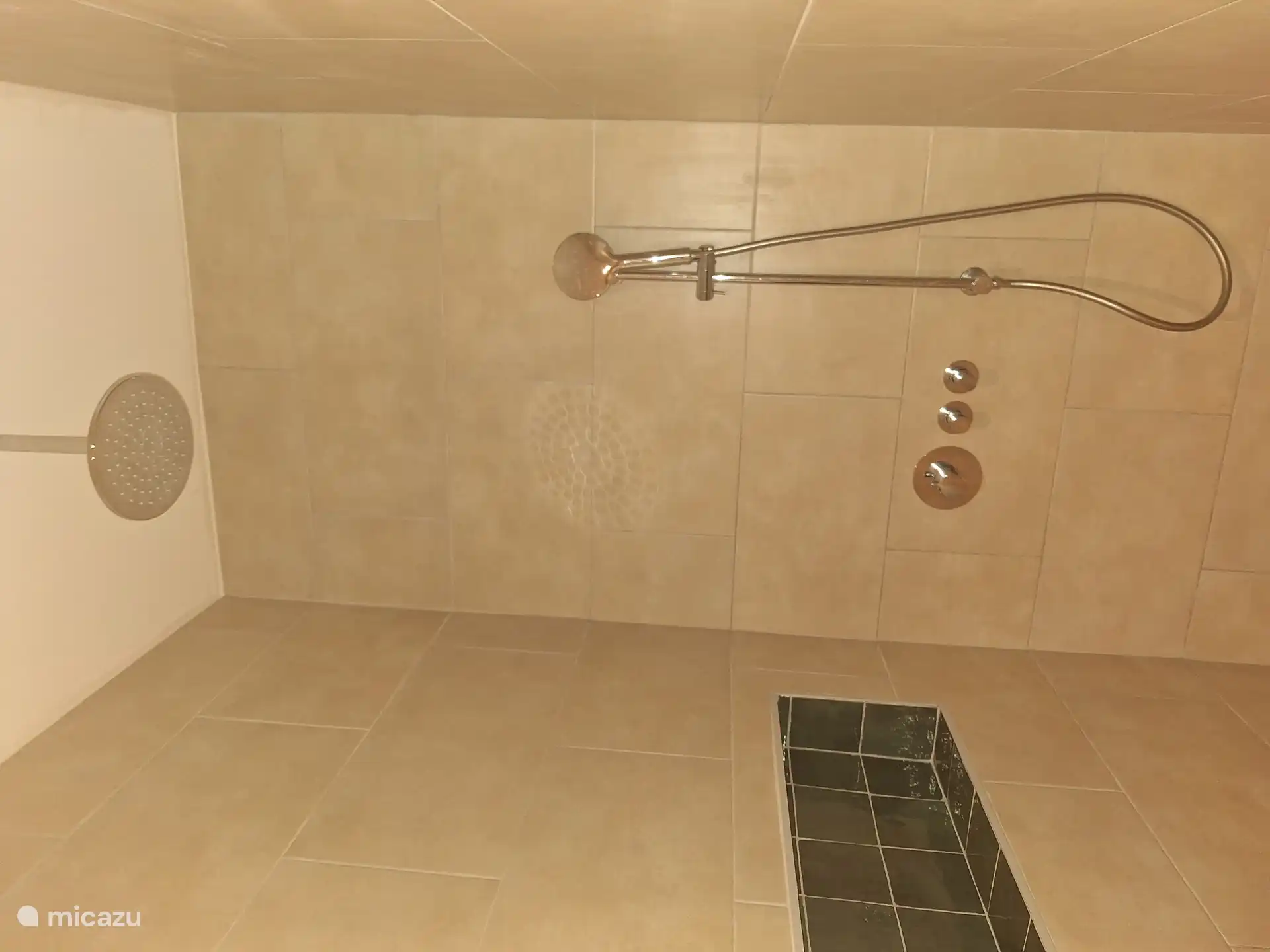 Douche à l’italienne avec douche à effet pluie et douchette.
