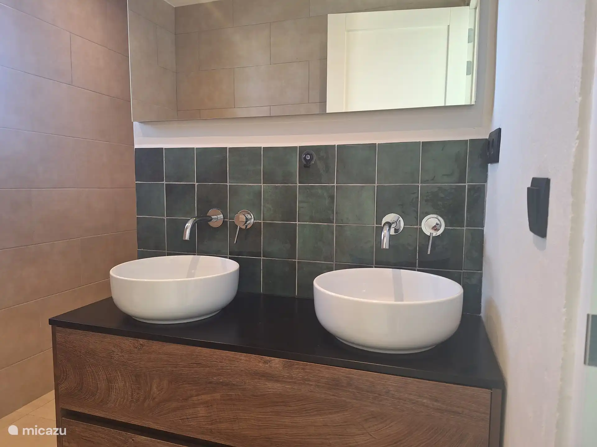 Beau lavabo avec double vasque et grand miroir.