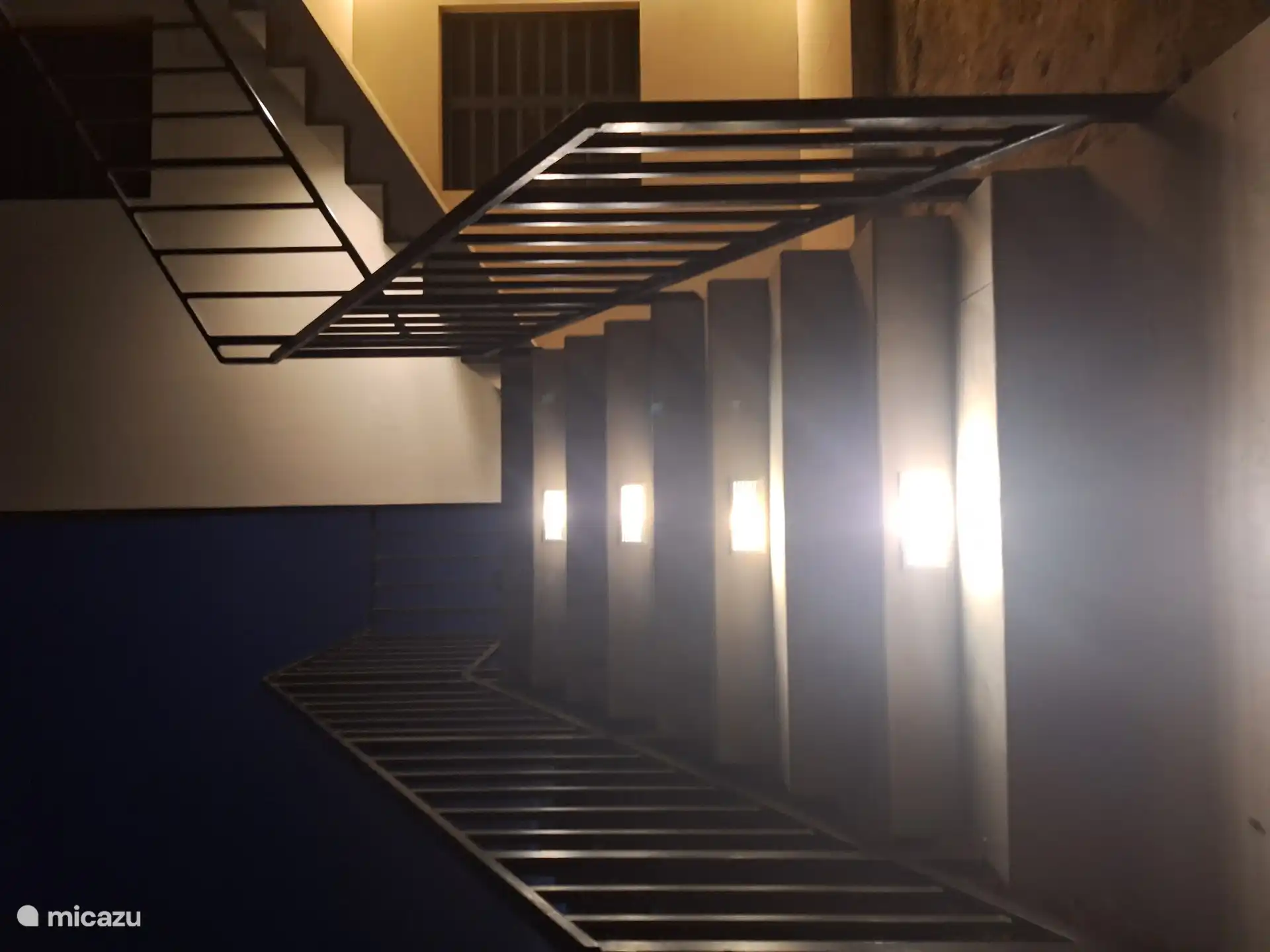 Cage d’escalier avec lumière. 