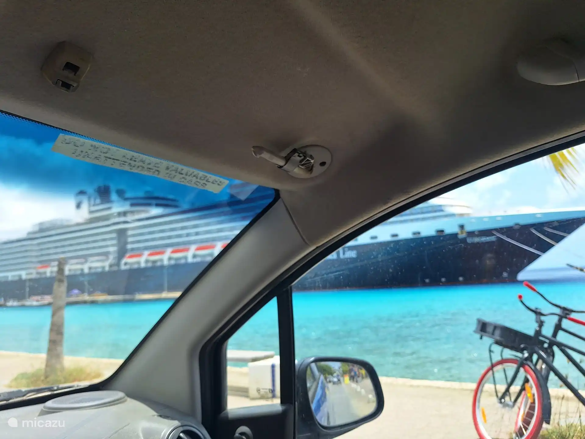Belle vue le long du boulevard sur les bateaux de croisière, également depuis la voiture.