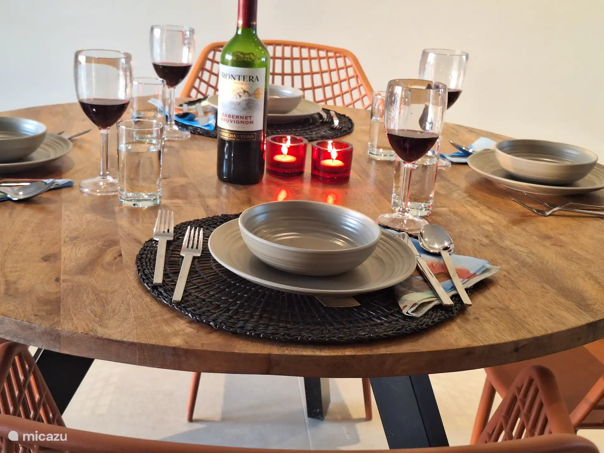 Table à manger ronde confortable pour 4 personnes