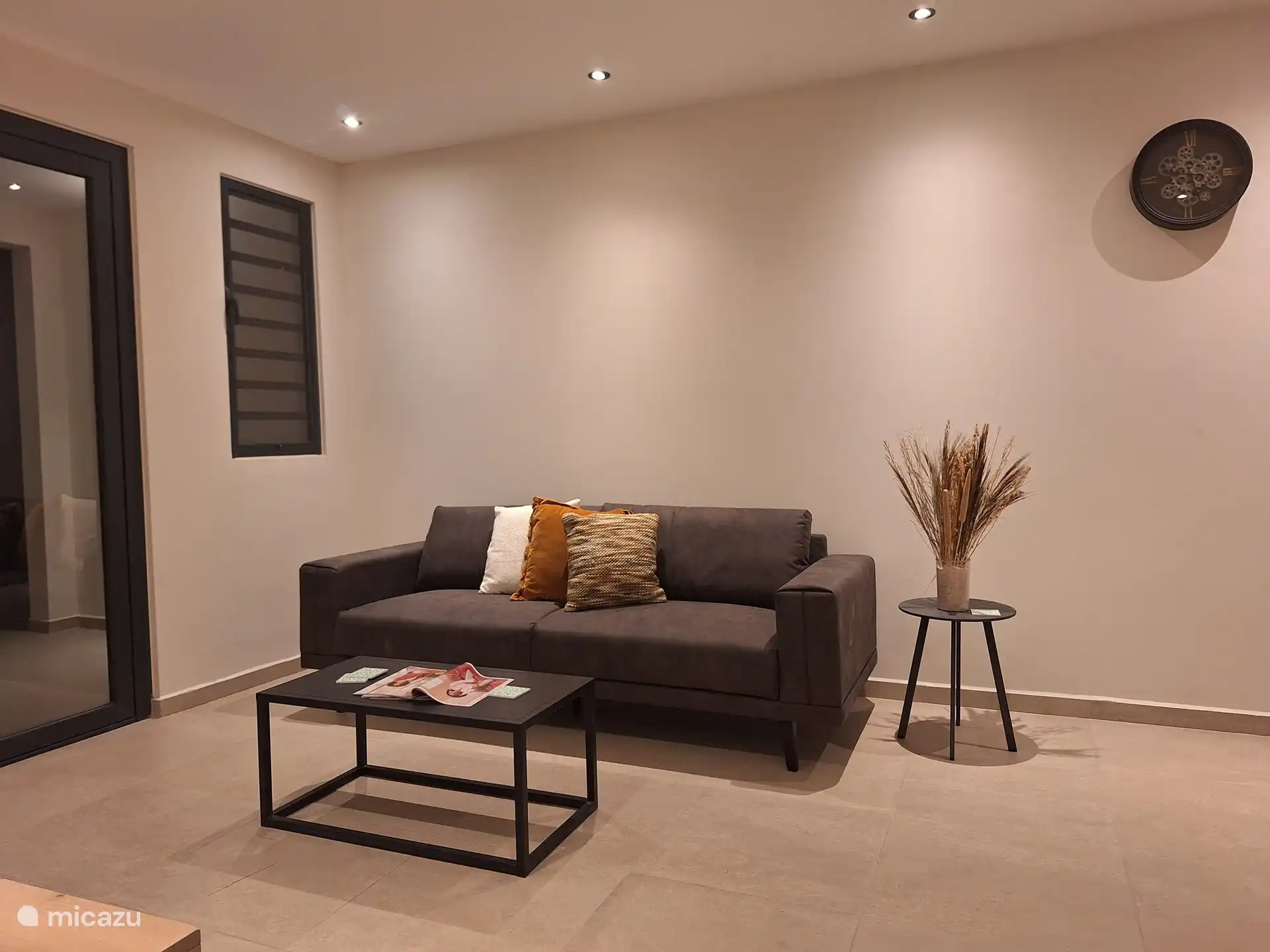 Joli coin salon avec télévision.