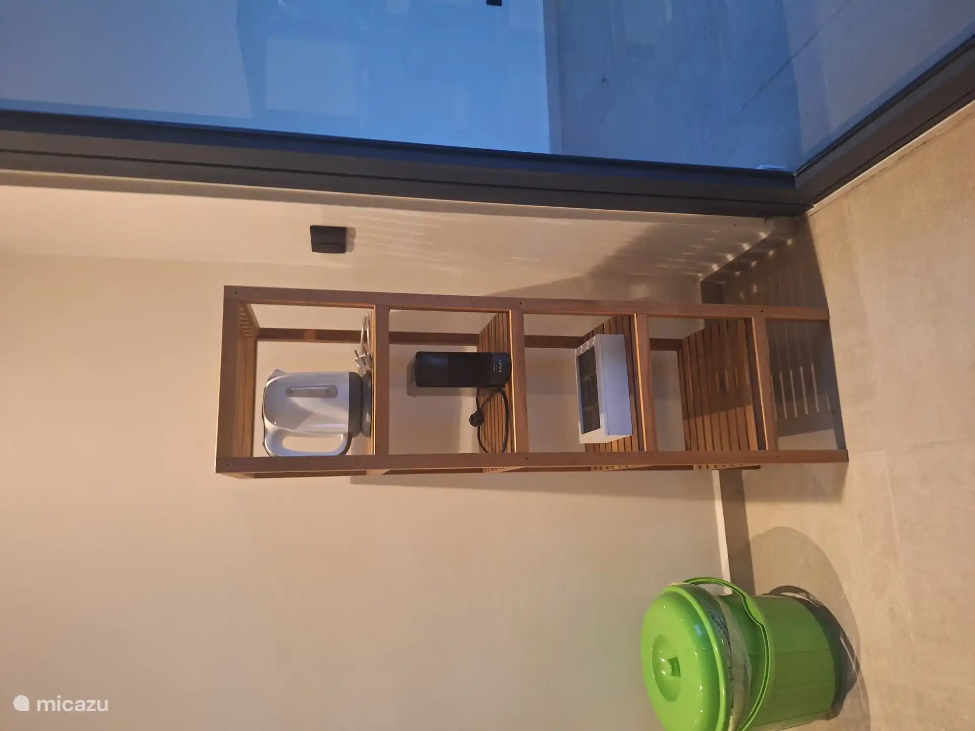 Coin café / thé 
Avec une machine à café Nespresso et une bouilloire.