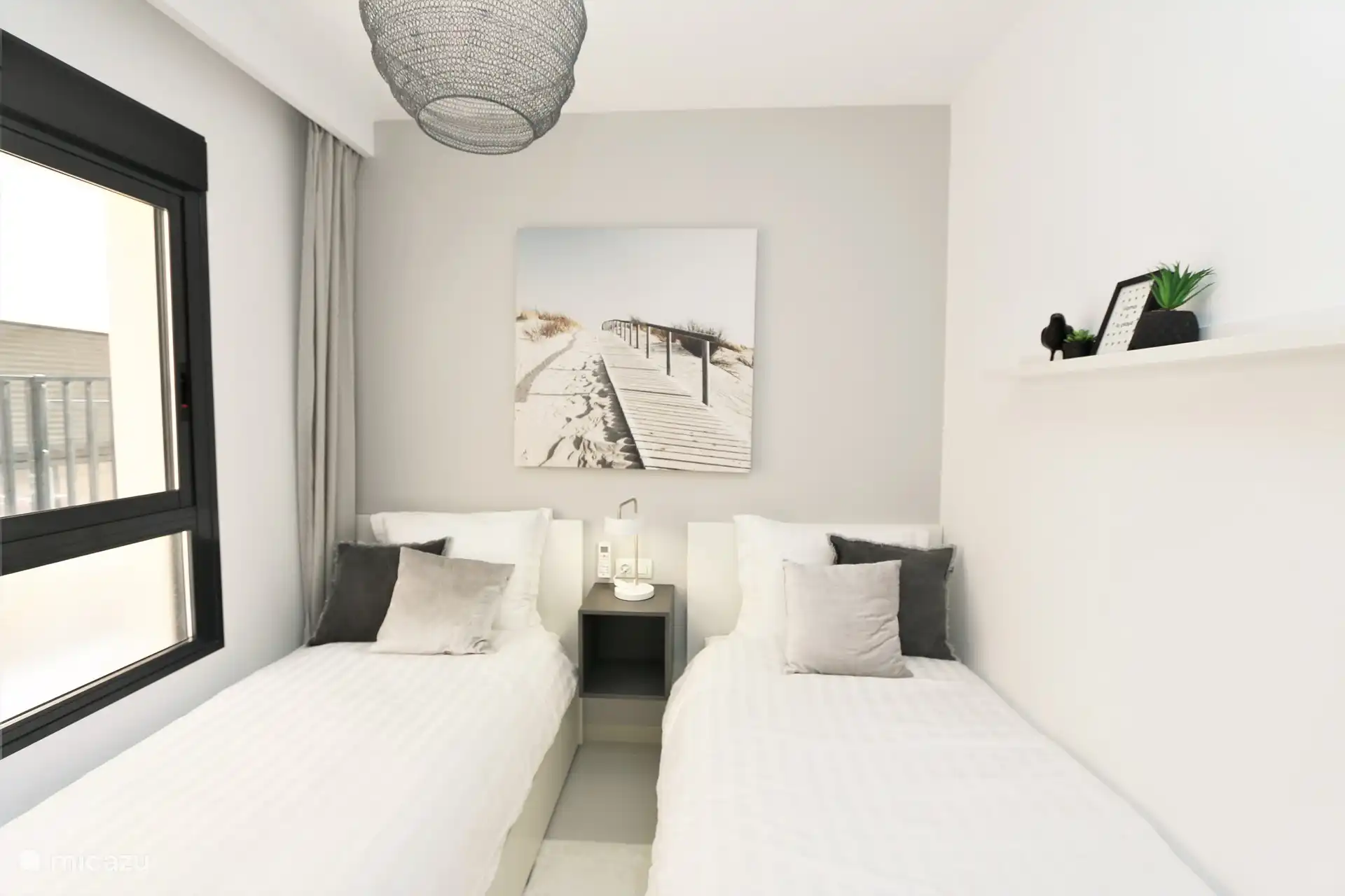 Schlafzimmer mit zwei Einzelbetten