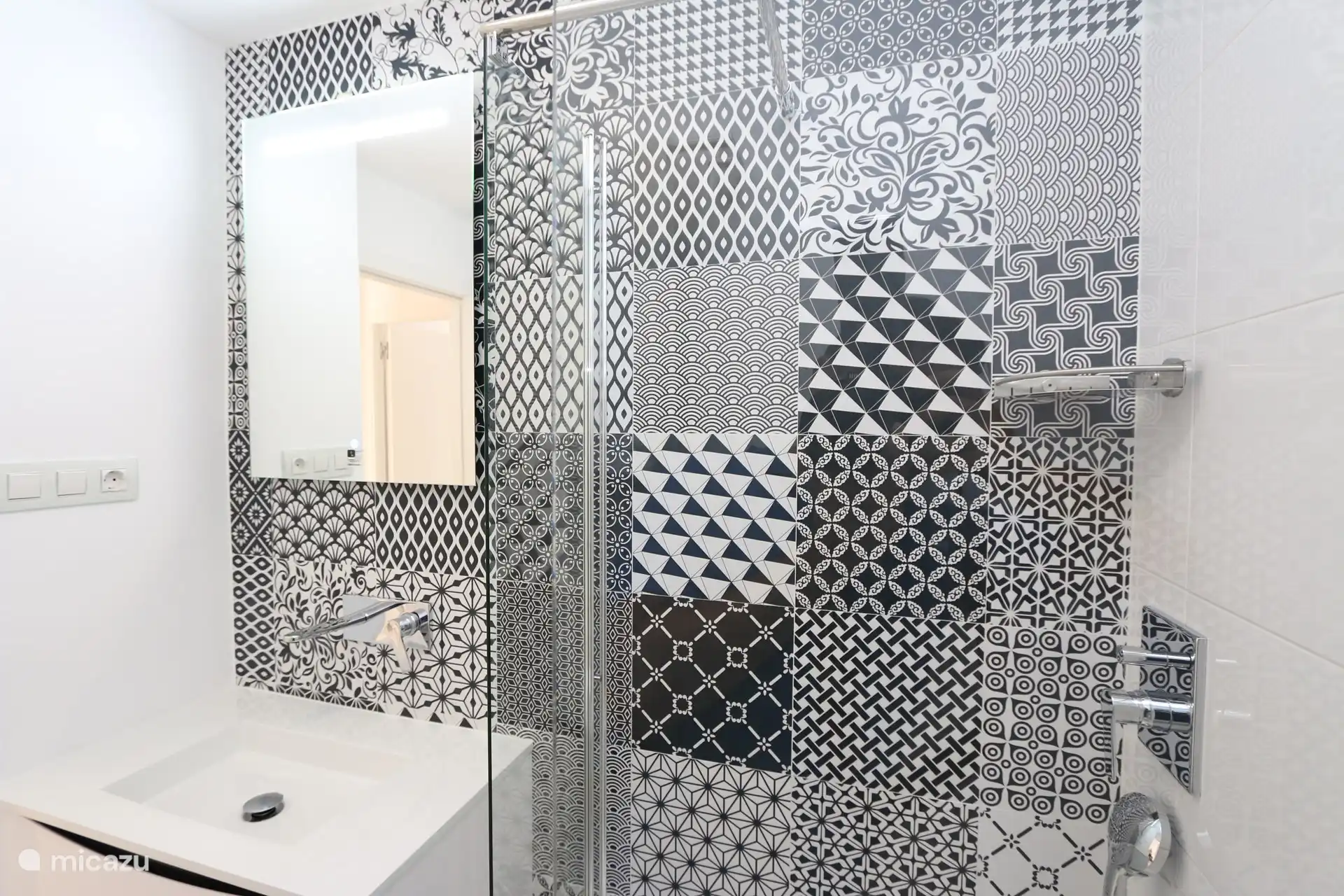 Badezimmer mit ebenerdiger Dusche