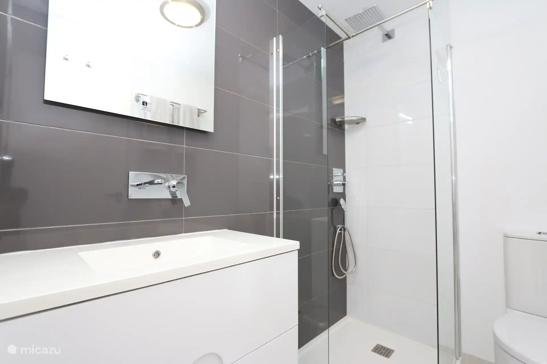 Badezimmer mit ebenerdiger Dusche