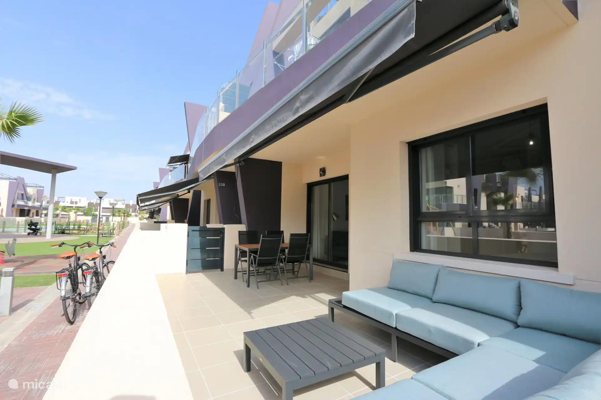 Vorgarten mit Lounge-Set