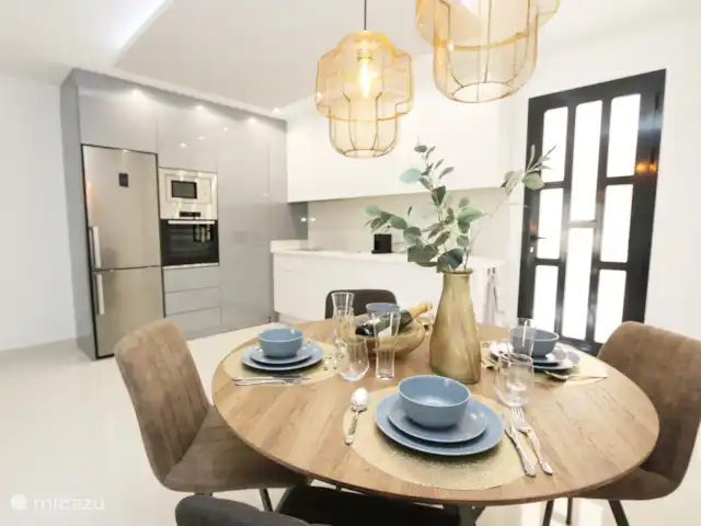 Bel appartement proche de la plage | Espagne, Costa Blanca, Torre de la Horadada - appartement Table à manger + Cuisine