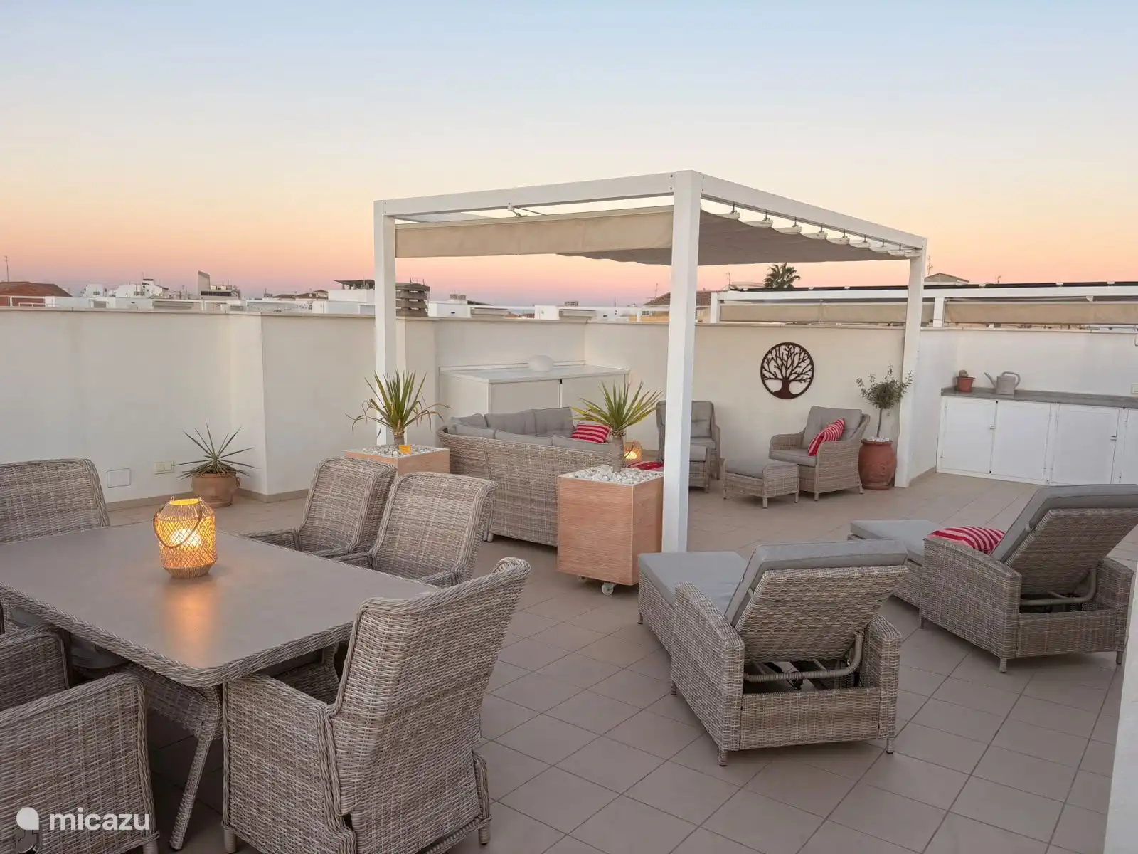Privé dakterras met nieuwe meubels en zonnebedden.