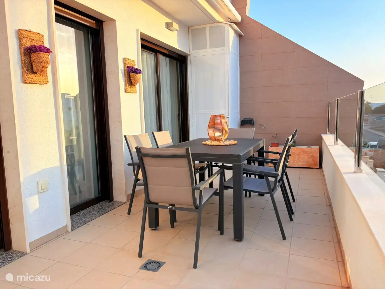 Balkon met eettafel