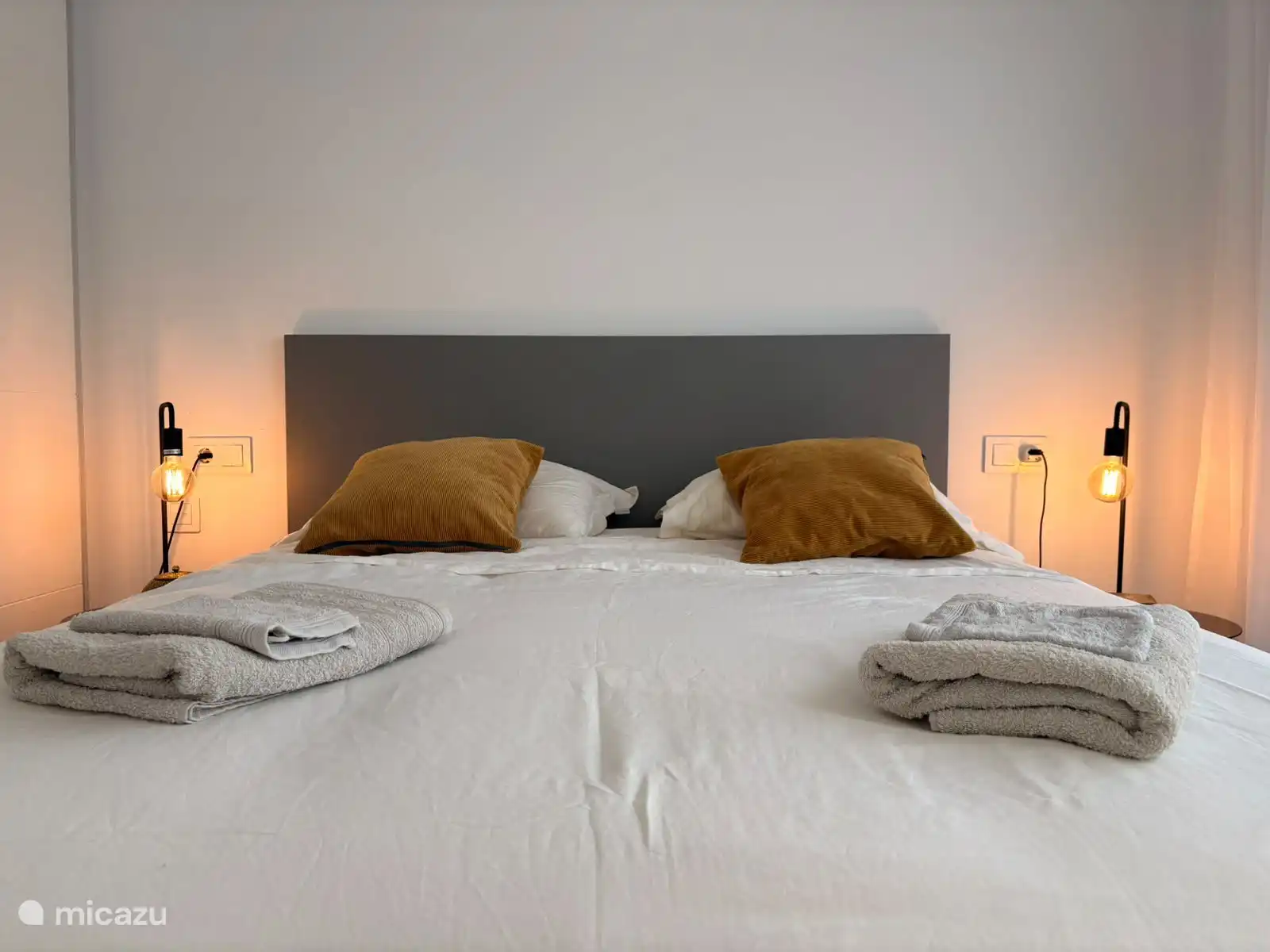 Master bedroom met ensuite badkamer