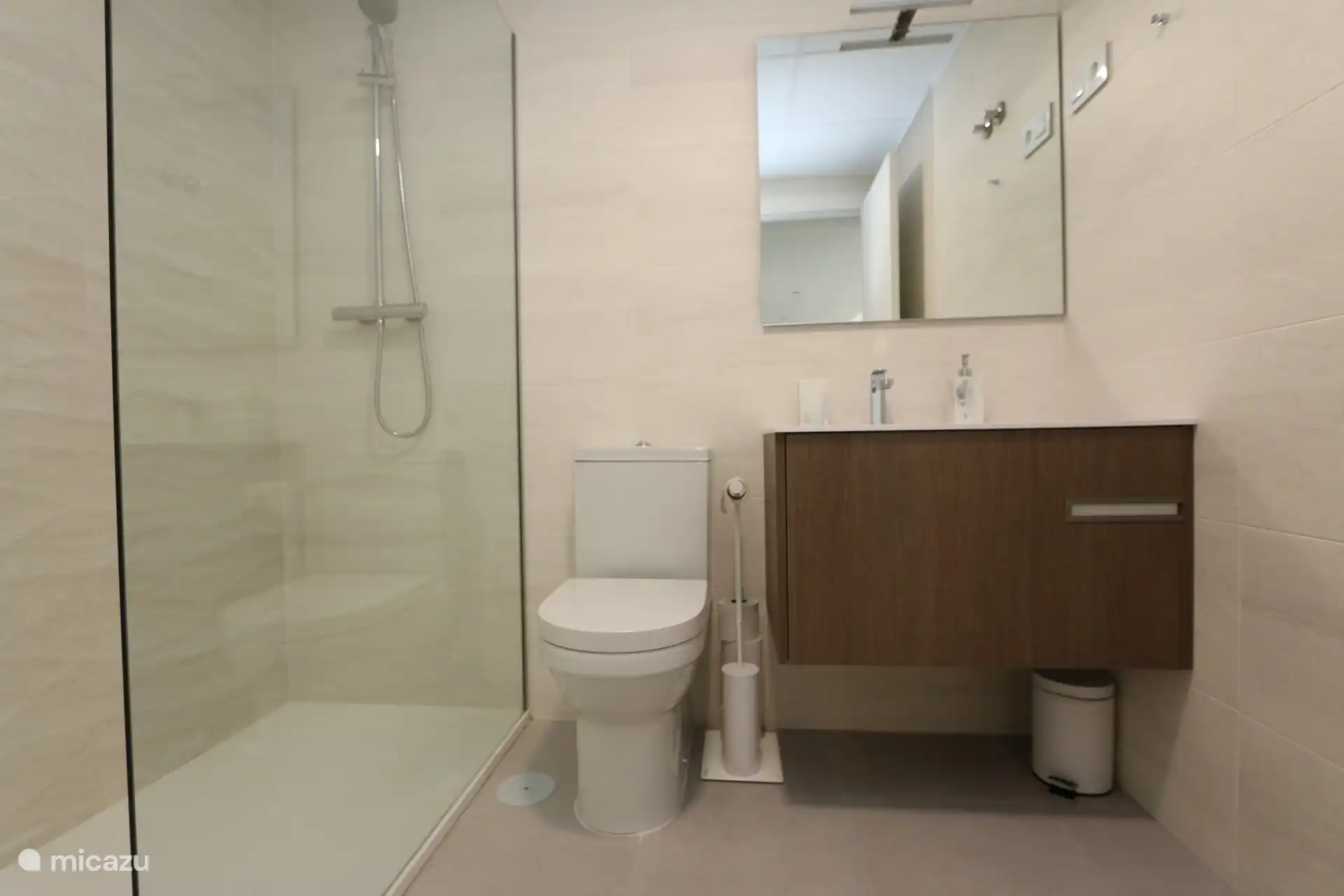 Badezimmer mit ebenerdiger Dusche