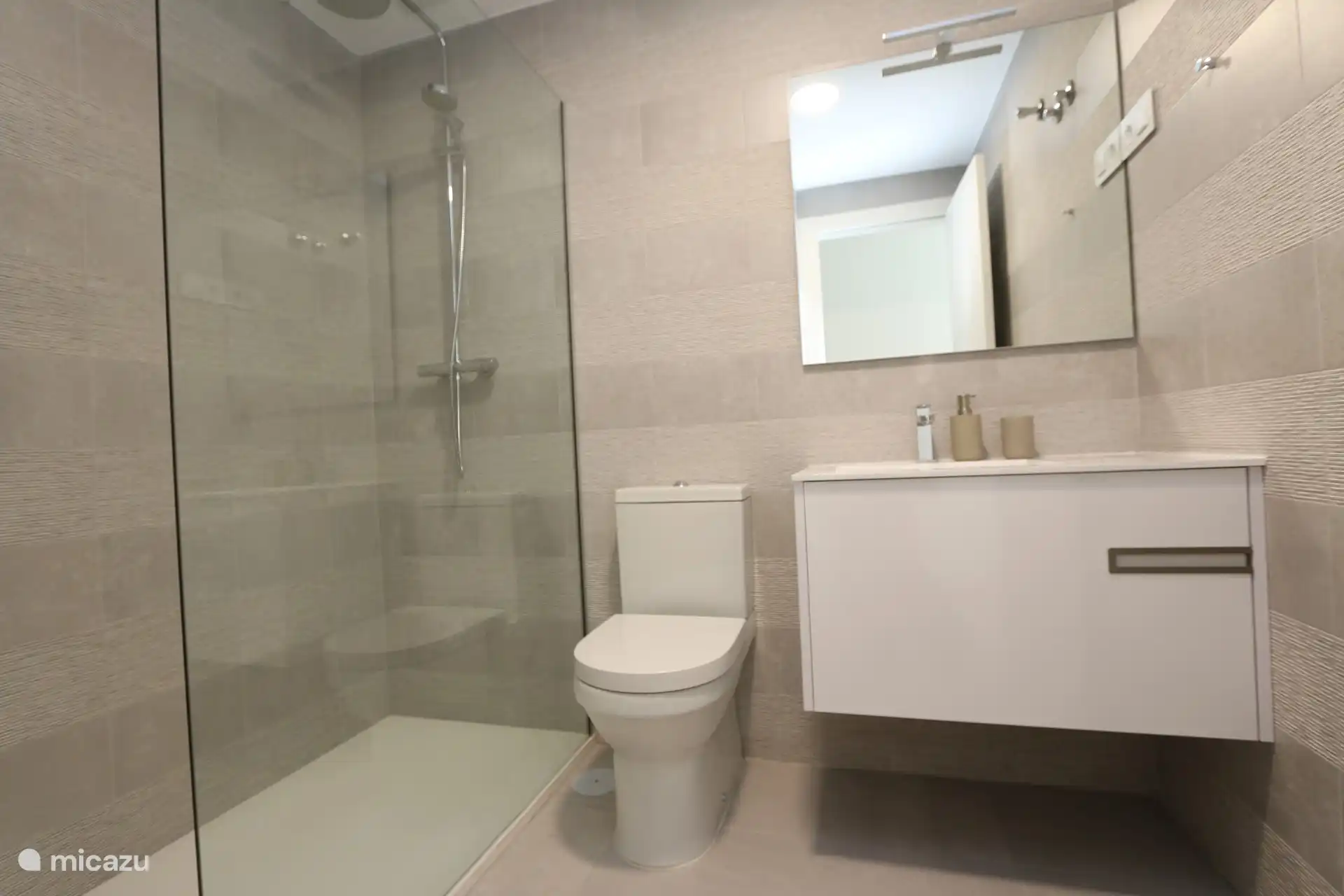 Badezimmer mit ebenerdiger Dusche