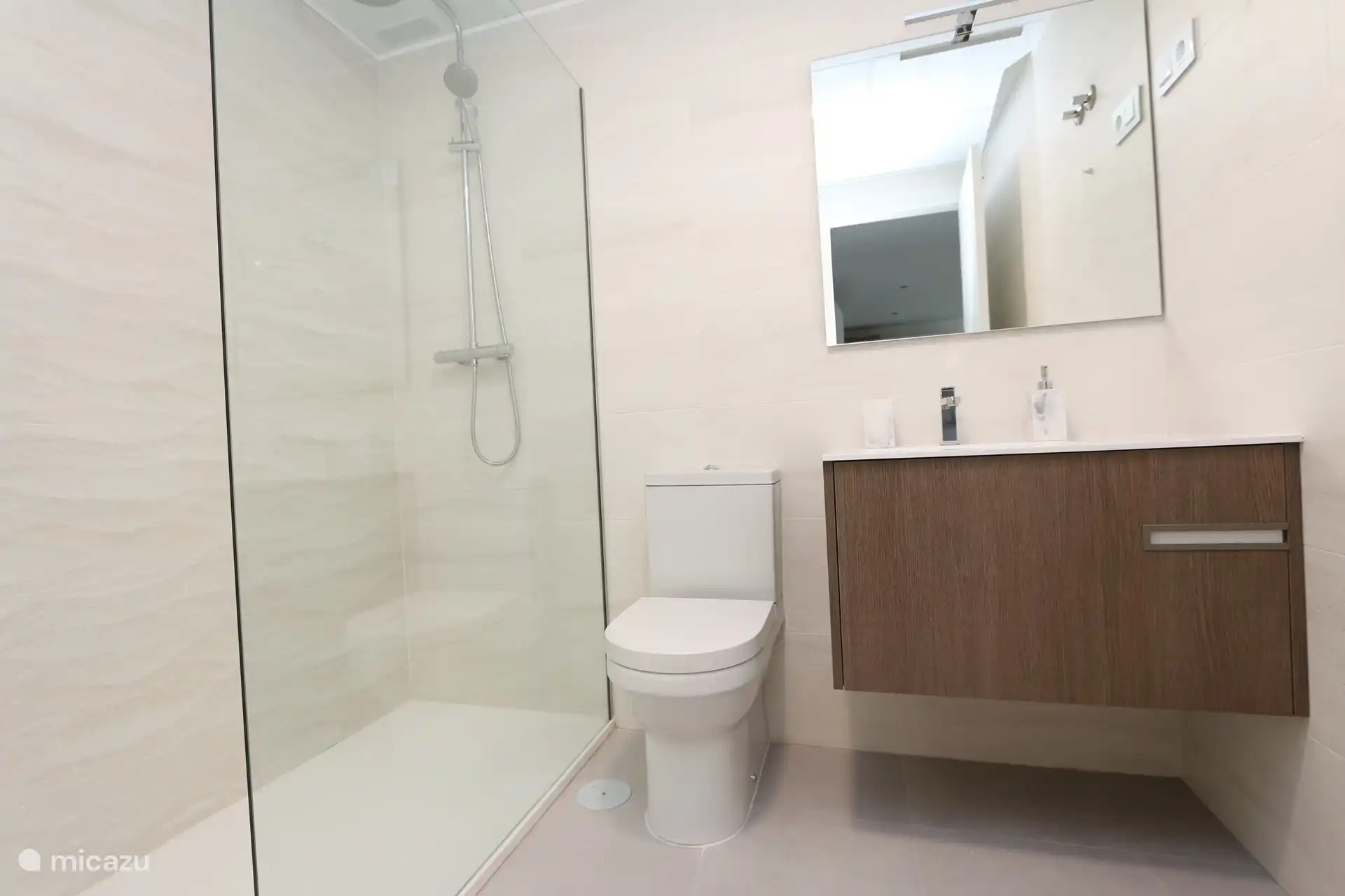 Badezimmer mit ebenerdiger Dusche