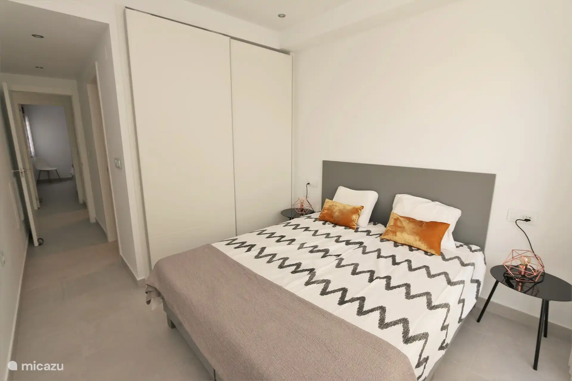 Schlafzimmer mit Doppelbett