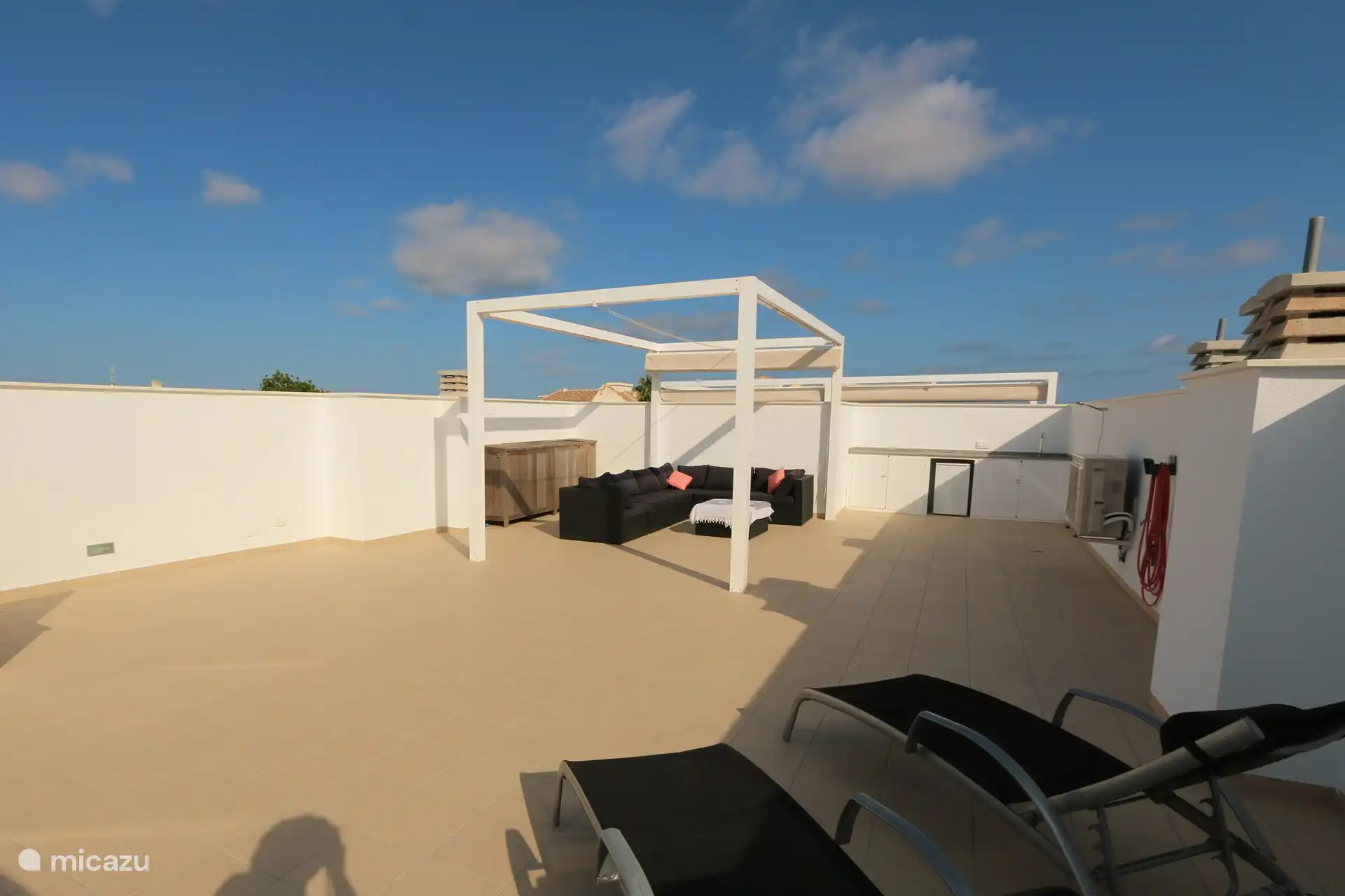 Terrasse mit Liegestühlen und Lounge-Set