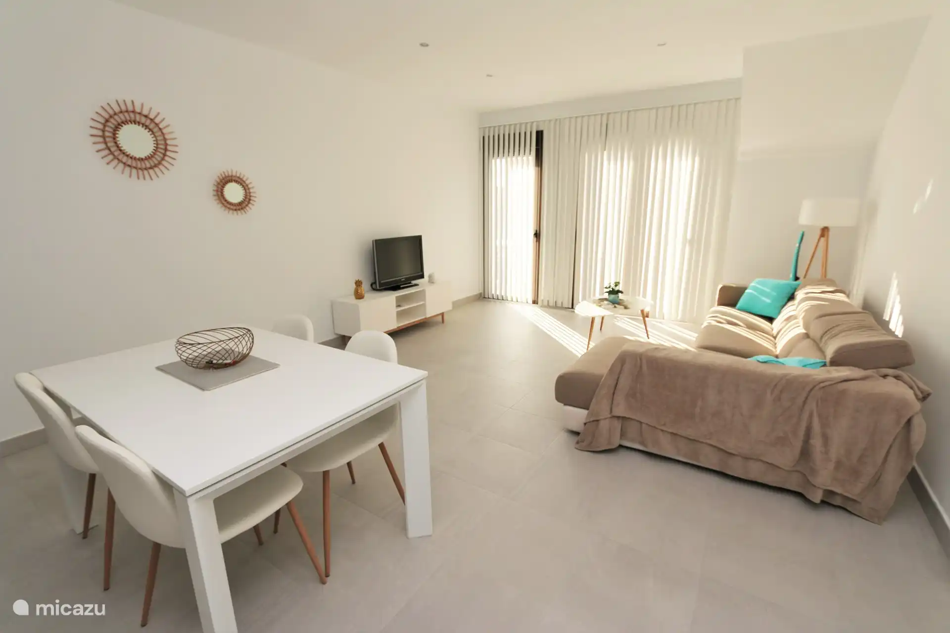 Wohnzimmer + Esstisch