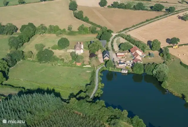 Vista aérea de Fermette La Planche junto al lago
